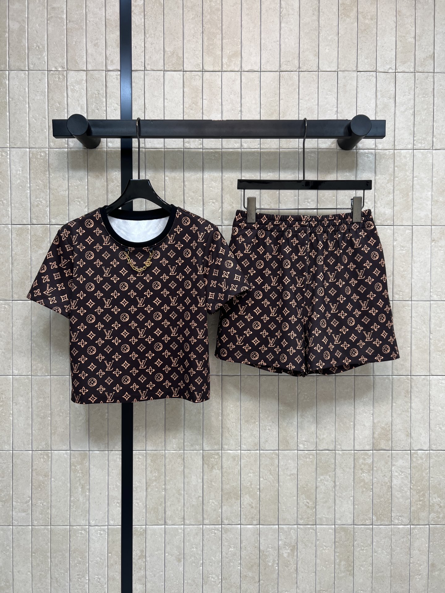 NO:751559,L's 26 spring and summer new style Presbyopic print casual sports suit, round neck short sleeves + high waist shorts, classic Monogram jacquard design, simple yet luxurious and delicate texture, comfortable and slim fit, versatile for daily or vacation, easy to match with accessories or jackets, easy to get a high-end look, two colors and three sizes Size/S-M-L,, louis vuitton, shorts, jackets & coats, T-shirt,19860909L家 26春夏新款 老花印花休闲运动套装 圆领短袖+高腰短裤 经典Monogram提花设计简约又奢华质感细腻 穿着舒适修身版型 日常或度假都很百搭 轻松搭配饰品或外套 轻松get高级感穿搭两色三码 Size/S-M-L,,louis vuitton,shorts,jackets & coats,T-shirt,,Women's clothing