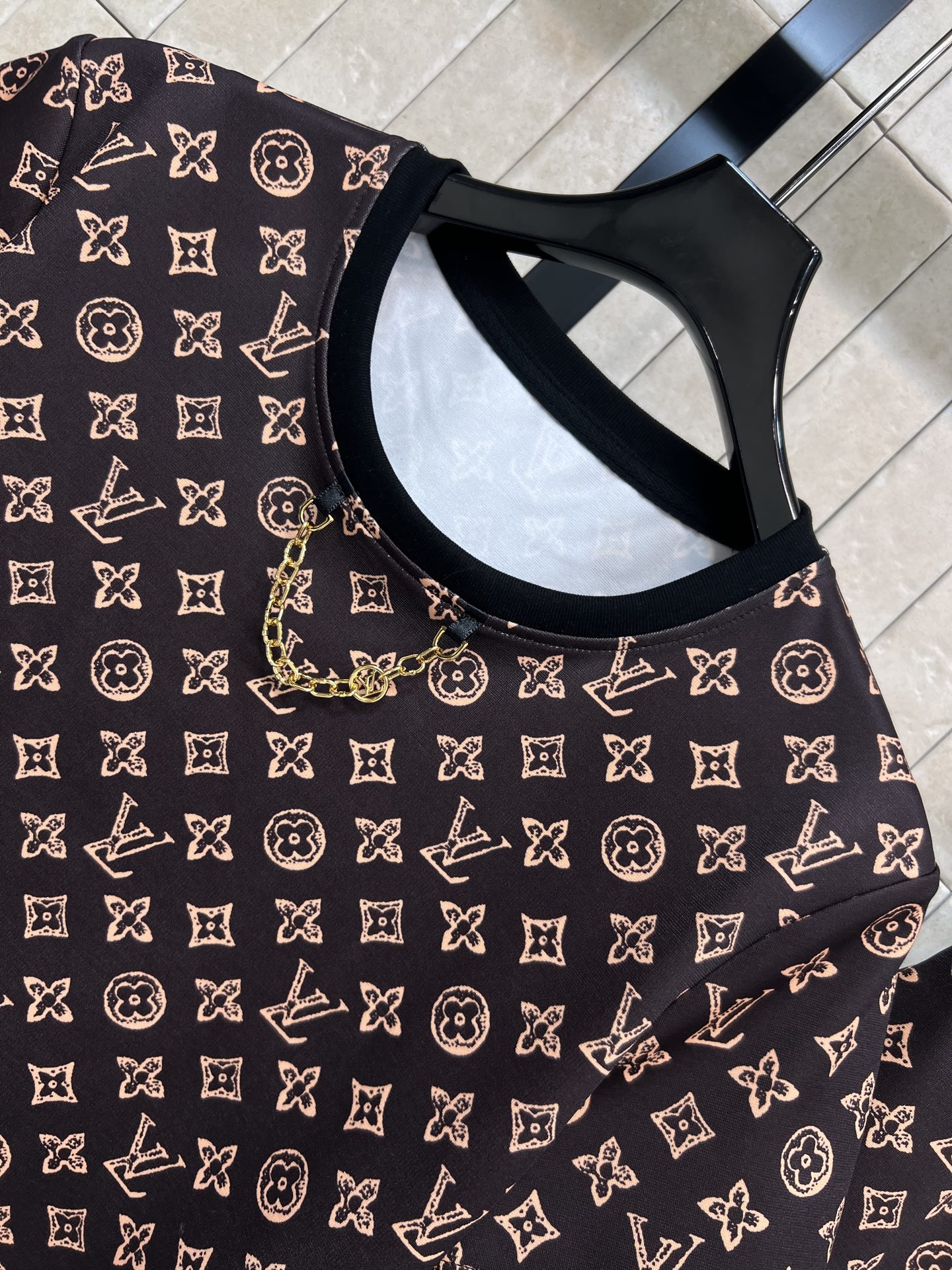 L家 26春夏新款 老花印花休闲运动套装 圆领短袖+高腰短裤 经典Monogram提花设计简约又奢华质感
