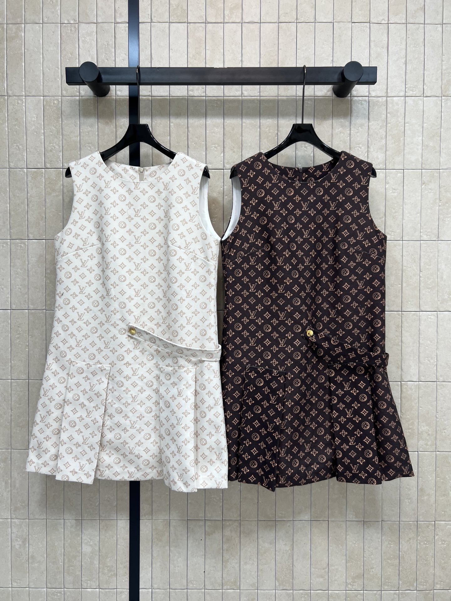 NO:751556,L's new spring and summer 26 presbyopia print vest dress is fresh and elegant. The light and breathable fabric is perfect for summer wear!  Sleeveless + buttons at the waist. The details are simple and the skirt has a strong sense of layering. It can be easily used for daily commuting and leisure. Pair it with simple sandals or white shoes to easily get the summer atmosphere ~ two colors and three sizes. Size/S-M-L,, louis vuitton, sandals, skirts,19860909L家 26春夏新款 老花印花背心连衣裙 清新优雅 轻薄透气面料超适合夏天穿！无袖+腰部装饰纽扣 细节满分朴裙摆层次感强日常通勤、休闲都能轻松驾驭 搭配简约凉鞋或小白鞋 轻松get夏日氛围感~两色三码 Size/S-M-L,,louis vuitton,sandals,skirts,,Women's clothing