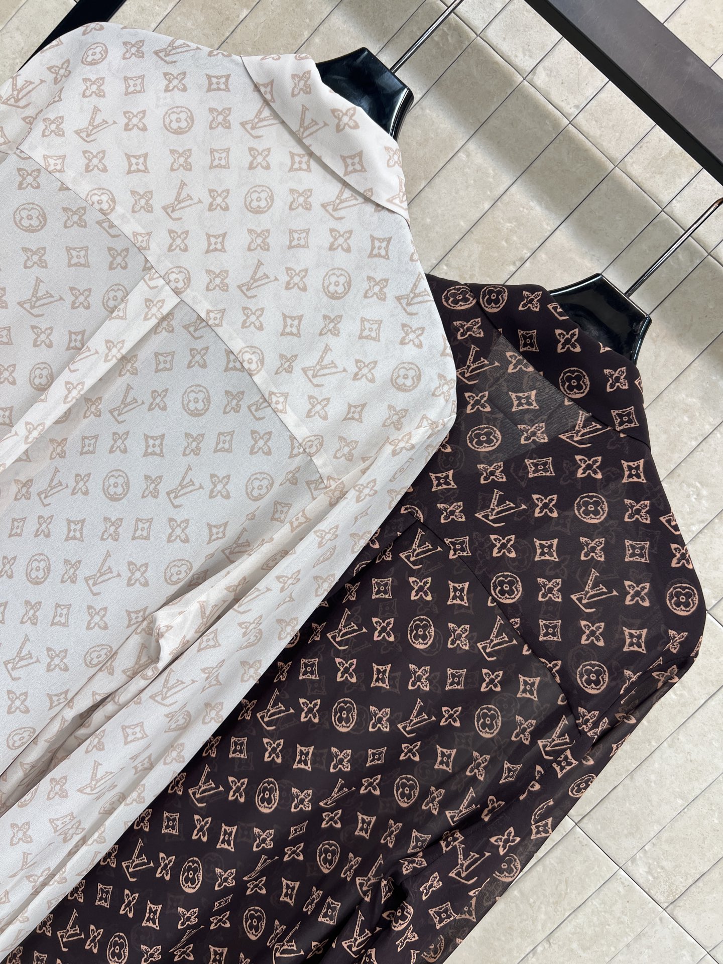 L家 26春夏新款 老花薄纱长袖衬衫 满印经典Monogram老花图案 品牌辨识度超高日常通勤或休闲都能