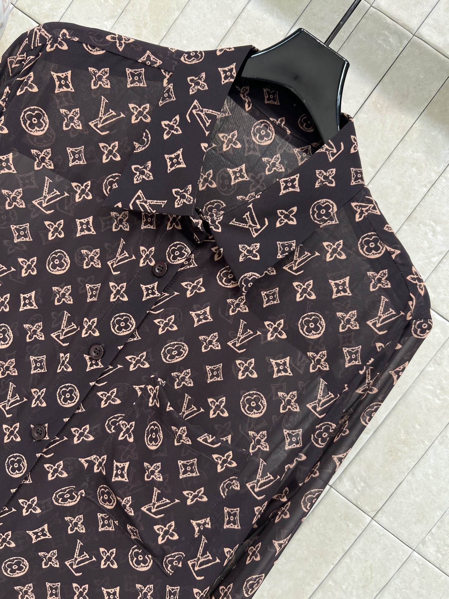 L家 26春夏新款 老花薄纱长袖衬衫 满印经典Monogram老花图案 品牌辨识度超高日常通勤或休闲都能
