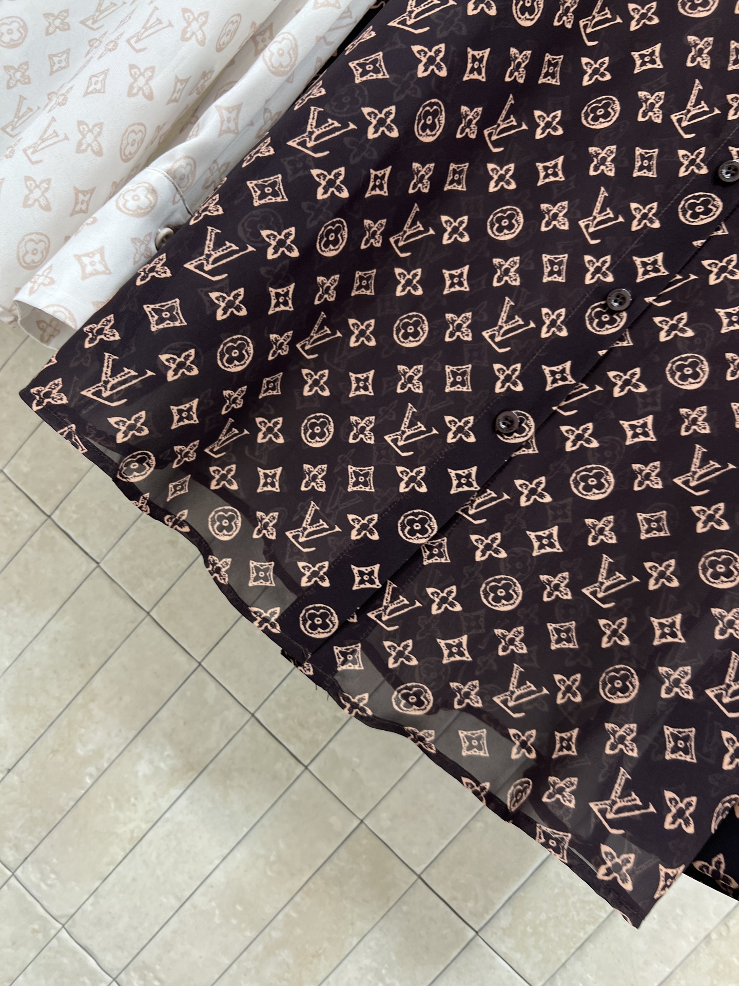 L家 26春夏新款 老花薄纱长袖衬衫 满印经典Monogram老花图案 品牌辨识度超高日常通勤或休闲都能