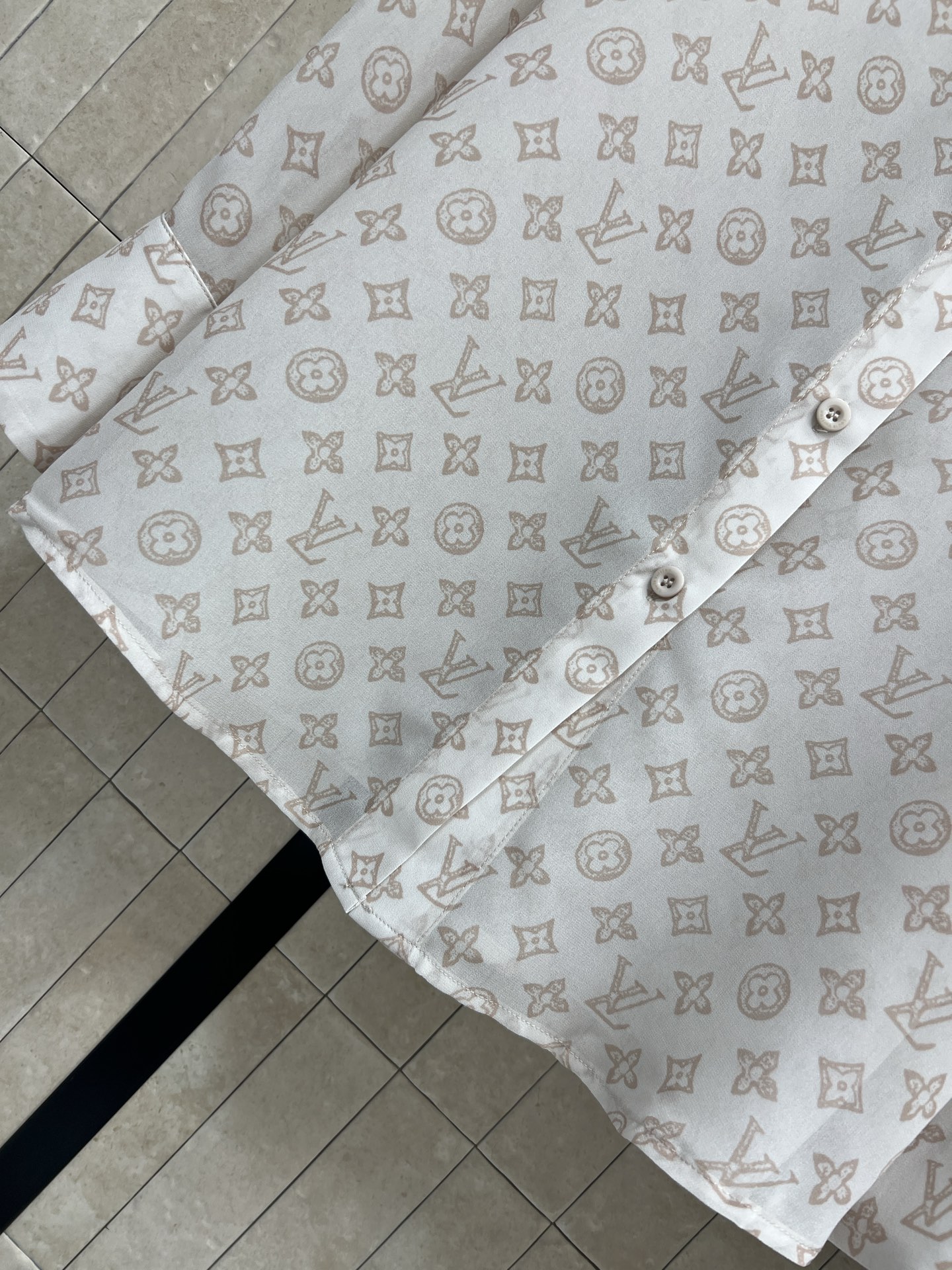 L家 26春夏新款 老花薄纱长袖衬衫 满印经典Monogram老花图案 品牌辨识度超高日常通勤或休闲都能