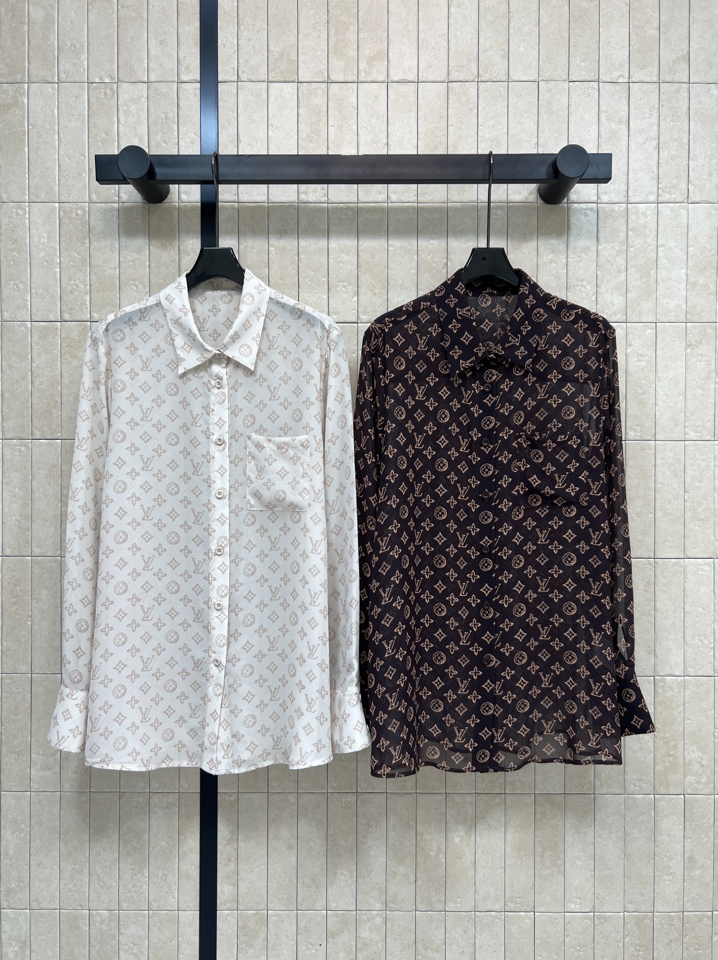 NO:751552,L's new spring and summer 26 presbyopic gauze long-sleeved shirt is fully printed with the classic Monogram presbyopic pattern. The brand is highly recognizable and can be easily used for daily commuting or leisure. The loose fit + one-sided chest pocket is practical and stylish. The white background color is versatile. It goes well with jeans or skirts~ It is very suitable for spring and summer. It is comfortable and fashionable, and you can easily get a sense of luxury!  Two colors and three sizes Size/S-M-L,,louis vuitton,skirts,jeans,shirts,19860909L家 26春夏新款 老花薄纱长袖衬衫 满印经典Monogram老花图案 品牌辨识度超高日常通勤或休闲都能轻松驾驭 宽松版型+单侧胸袋 实用又有型 白色底色百搭 随手搭牛仔裤或半裙都很出彩~春夏穿超合适 舒适又时髦 轻松get高级感！两色三码 Size/S-M-L,,louis vuitton,skirts,jeans,shirts,,Women's clothing