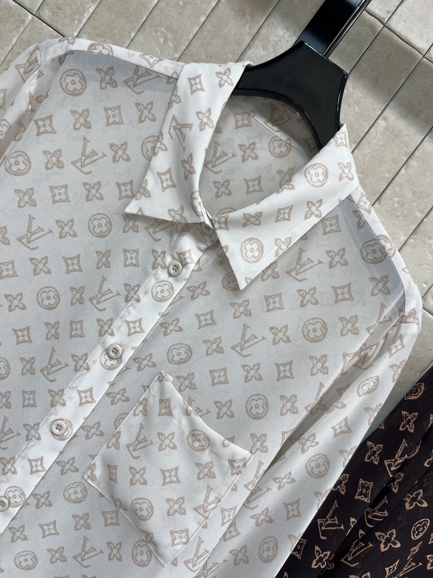 L家 26春夏新款 老花薄纱长袖衬衫 满印经典Monogram老花图案 品牌辨识度超高日常通勤或休闲都能