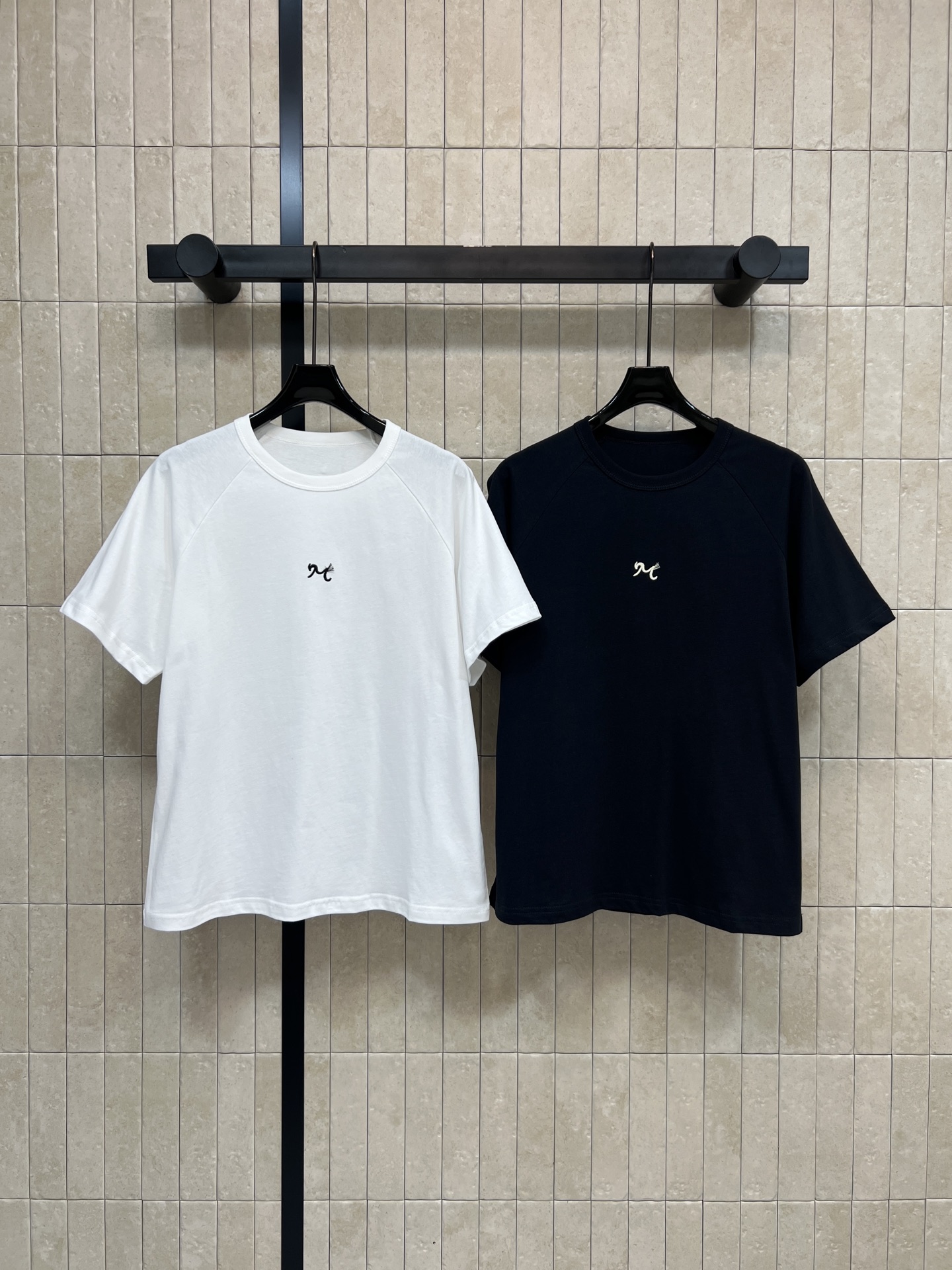 NO:751548,26 new spring and summer style, contrasting color embroidered short-sleeved T-shirt, simple style short-sleeved T-shirt, round neck + raglan sleeves, small embroidered pattern on the chest, full of details, breathable and comfortable fabric, perfect for summer!  The fit is slim, slim and versatile. You can choose black and white. It can be easily used for daily commuting and leisure. It goes well with jeans or shorts~two colors and three sizes. Size/S-M-L,,shorts,jeans,T-shirt,tees,t-shirt,1986090926春夏新款 撞色刺绣短袖T恤简约风短袖T恤 圆领+插肩袖 胸前有小巧刺绣图案细节感满满 面料透气舒适 夏天穿超合适！版型偏修身 显瘦又百搭 黑白两色随心选 日常通勤、休闲都能轻松驾驭 搭配牛仔裤或短裤都很OK~两色三码 Size/S-M-L,,shorts,jeans,T-shirt,tees，t-shirt,,Women's clothing