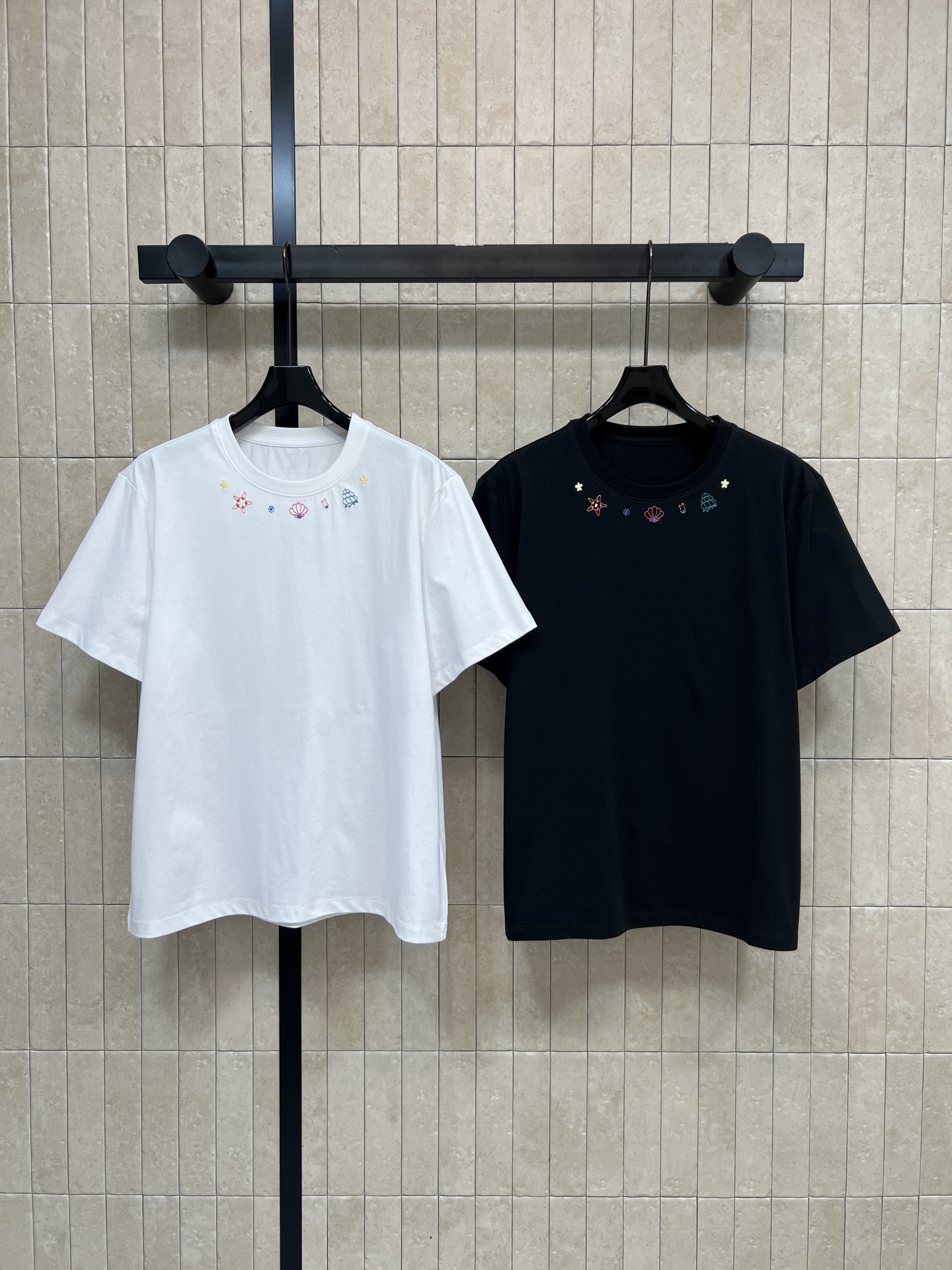 NO:751544,L's 26 new spring and summer color thread embroidered round neck short-sleeved T-shirt is made of pure cotton material, soft and comfortable, super refreshing to wear in summer!  The hand-embroidered pattern on the neckline is super interesting. It is full of design. It has a loose fit and accommodates a variety of body shapes. It goes well with jeans or casual pants. It is easy to get the French simple style. Two colors and three sizes. Size/S-M-L, Louis Vuitton, jeans, T-shirt, tees, t-shirt,19860909L家 26春夏新款 彩线刺绣圆领短袖T恤采用纯棉材质柔软舒适夏天穿超清爽！领口手工刺绣图案超有趣 设计感满满 宽松版型 包容多种身材 搭配牛仔裤或休闲裤都很OK 轻松get法式简约风 两色三码 Size/S-M-L,,louis vuitton,jeans,T-shirt,tees，t-shirt,,Women's clothing