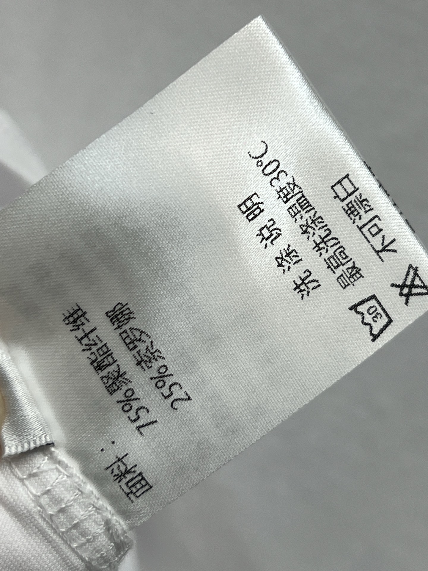 L家 26春夏新款 彩线刺绣圆领短袖T恤采用纯棉材质柔软舒适夏天穿超清爽！领口手工刺绣图案超有趣 设计感