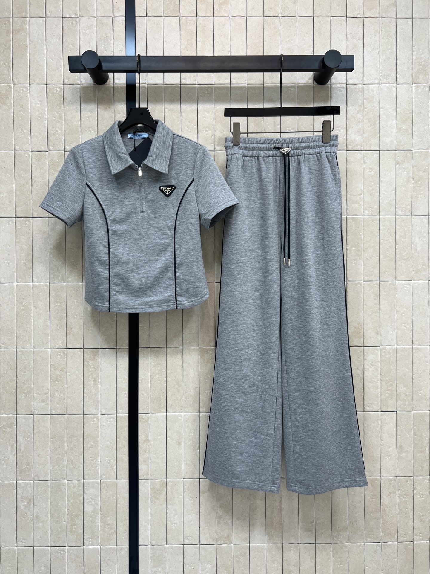 NO:751542,PD Home 26 Spring and Summer New Style Triangular Logo Sports Suit POLO collar short-sleeved top + loose trousers Simple design Lightweight and breathable Suitable for daily or light sports scenes Top zipper + lapel Brand logo on chest Perfect details Elastic waist of pants Comfortable and practical Gray and black versatile Easily matched with other items Can be easily controlled for commuting, leisure, and pregnancy Minimalist style Practical and fashionable!  ~Two colors and three sizes Size/S-M-L,,dior,T-shirt,19860909PD家 26春夏新款 三角标运动套装 POLO领短袖上衣+宽松长裤 简约设计 轻便透气 适合日常或轻运动场景 上衣拉链+翻领 胸前品牌标志 细节满分 裤子松紧腰 舒适又实用 灰色黑色百搭 轻松搭配其他单品 通勤、休闲、孕期都能轻松驾驭 极简风格 实用又时髦！~两色三码 Size/S-M-L,,dior,T-shirt,,Women's clothing