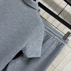PD家 26春夏新款 三角标运动套装 POLO领短袖上衣+宽松长裤 简约设计 轻便透气 适合日常或轻运动 PD家 26春夏新款 三角标运动套装 POLO领短袖上衣+宽松长裤 简约设计 轻便透气 适合日常或轻运动