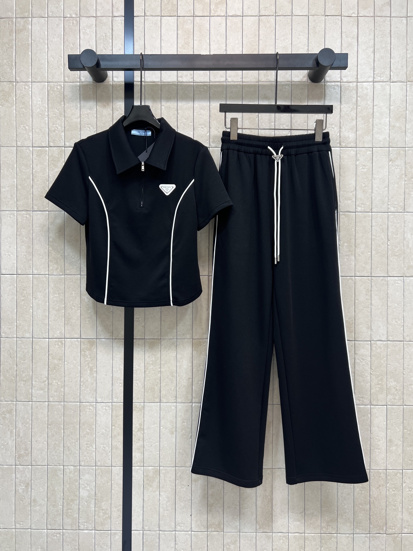 NO:751539,PD Home 26 Spring and Summer New Style Triangular Logo Sports Suit POLO collar short-sleeved top + loose trousers Simple design Lightweight and breathable Suitable for daily or light sports scenes Top zipper + lapel Brand logo on chest Perfect details Elastic waist of pants Comfortable and practical Gray and black versatile Easily matched with other items Can be easily controlled for commuting, leisure, and pregnancy Minimalist style Practical and fashionable!  ~Two colors and three sizes Size/S-M-L,,dior,T-shirt,19860909PD家 26春夏新款 三角标运动套装 POLO领短袖上衣+宽松长裤 简约设计 轻便透气 适合日常或轻运动场景 上衣拉链+翻领 胸前品牌标志 细节满分 裤子松紧腰 舒适又实用 灰色黑色百搭 轻松搭配其他单品 通勤、休闲、孕期都能轻松驾驭 极简风格 实用又时髦！~两色三码 Size/S-M-L,,dior,T-shirt,,Women's clothing