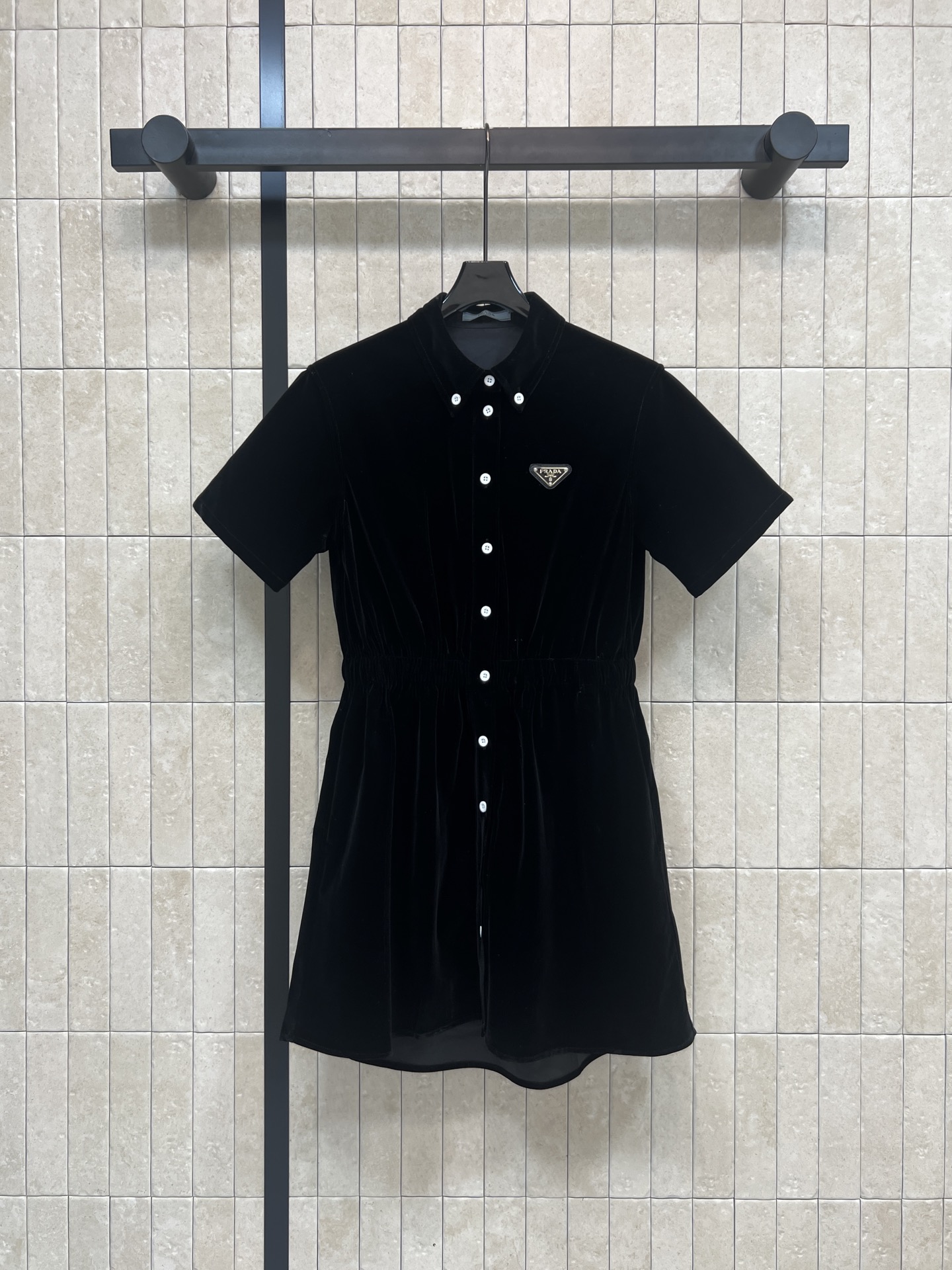 NO:751553,PD Home 26 Spring and Summer New Style Velvet Short Sleeve Shirt Dress with Short Sleeves + Elastic Waist Design. The A-line hemline is super flattering. The classic triangle logo embellishment on the chest is super recognizable!  The black velvet fabric is low-key and durable. It can be easily used for daily commuting, dating, and travel. Pair it with a knitted cardigan or windbreaker to create a perfect atmosphere. The texture and design are both fashionable and must-have! Three sizes in one color Size/S-M-L,,dior,skirts,shirts,T-shirt,19860909PD家 26春夏新款 丝绒短袖衬衫裙短袖+松紧腰收腰设计 A字裙摆超显身材 胸前经典三角标点缀 超有辨识度！黑色丝绒面料低调耐看 日常通勤、约会、出游都能轻松驾驭 搭配针织开衫或风衣氛围感直接拉满~质感与设计感兼具时髦精必入! 一色三码 Size/S-M-L,,dior,skirts,shirts,T-shirt,,Women's clothing