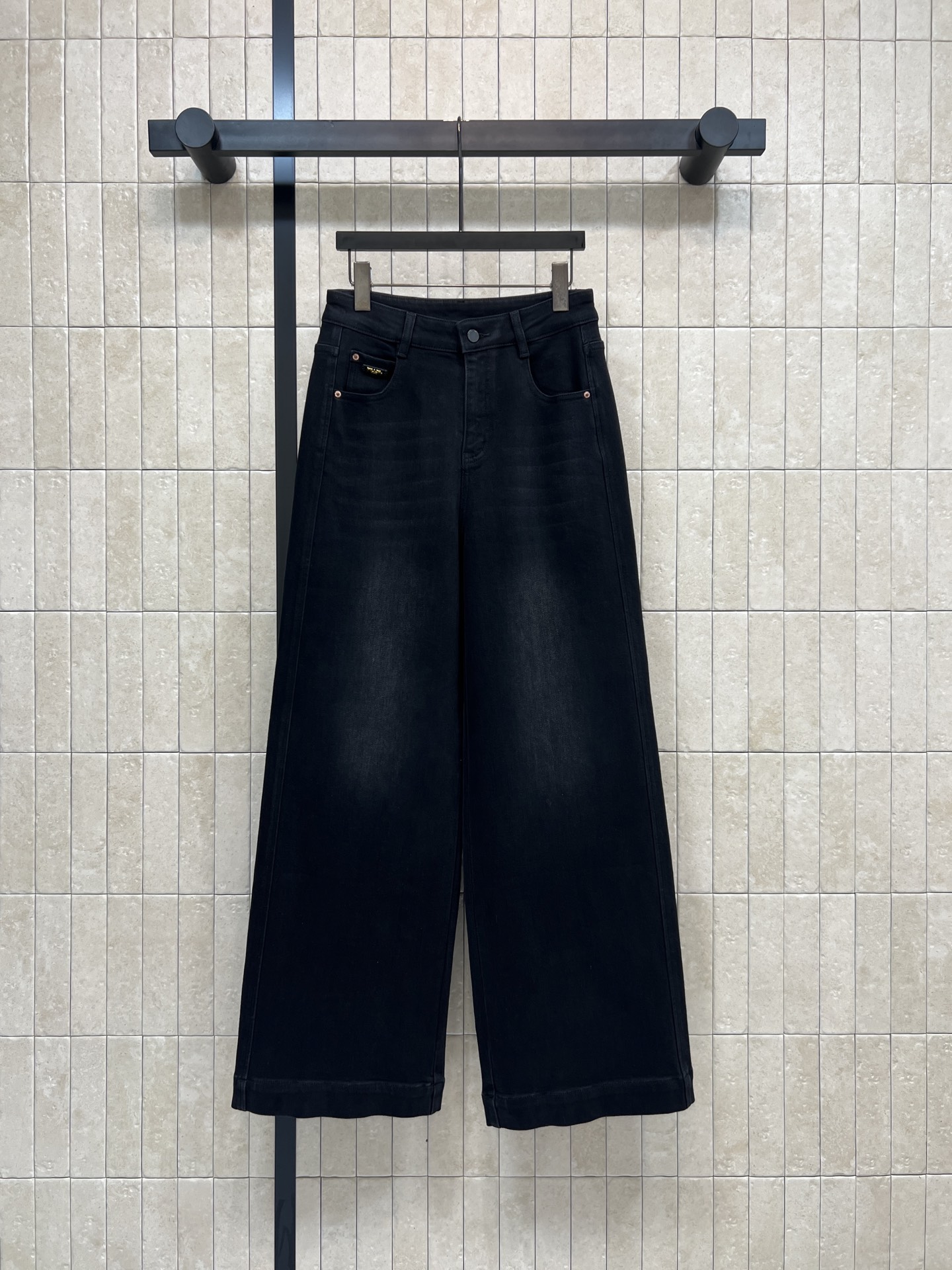 NO:751551,26 spring and summer new style black high-waisted wide-leg jeans with loose straight design, pear-shaped figure friendly, covering the crotch to make you look slimmer, super bonus!  The fabric is soft and elastic, comfortable to wear and not tight. The length is just right to expose the ankles. It shows long legs and is fashionable. The black color is versatile and can be easily used for commuting, leisure and daily life. It looks good with T-shirts, shirts and sweaters. The high-waist design elongates the proportion. Pair it with a short top or a t-shirt to easily get a good figure. Five sizes in one color 26-27-28-29-30,,jeans,shirts,tees,t-shirt,1986090926春夏新款 黑色高腰阔腿牛仔裤宽松直筒设计 梨形身材友好 遮胯显瘦超加分！面料柔软有弹性 穿着舒适不紧绷 长度刚好露脚踝 显腿长又时髦 黑色百搭通勤、休闲、日常都能轻松驾 驭 随便搭T恤、衬衫、针织衫都好看 高腰设计拉长比例 搭配短上衣或塞衣角 轻松get好身材比例 一色五码 26-27-28-29-30,,jeans,shirts,tees，t-shirt,,Women's clothing