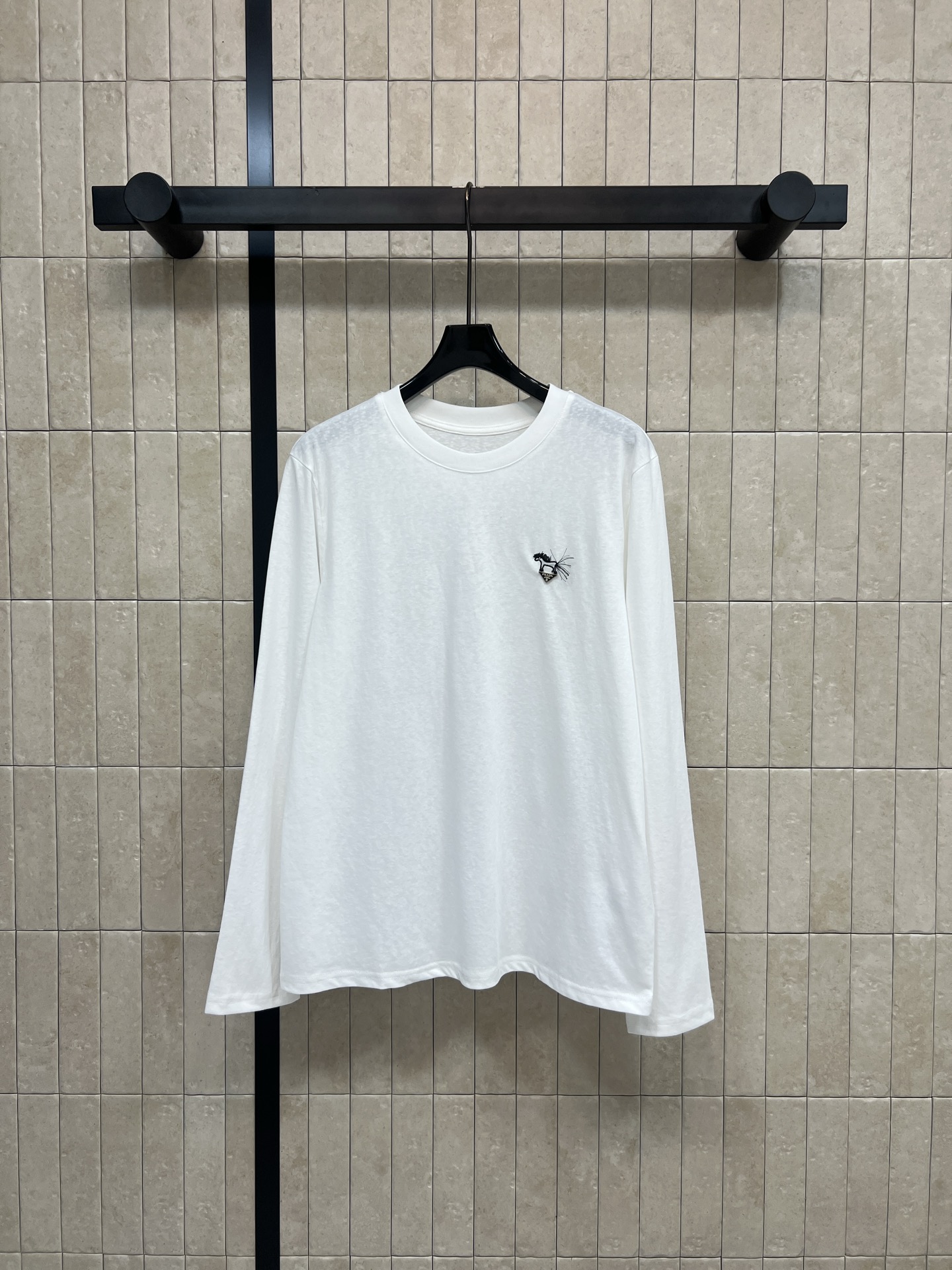 NO:751547,PD26 new spring and summer embroidered pony white long-sleeved T-shirt, pure cotton brushed fabric, soft and skin-friendly, super comfortable to wear in spring and summer!  The pony embroidery on the chest is super interesting. It is simple yet detailed and has a loose fit. It can be worn alone or layered with shark pants and sweatpants. It is very versatile. It can be easily used for commuting and leisure. It is comfortable and fashionable. It is a must-have for daily wear!  One color, three sizes Size/S-M-L,,tees,t-shirt,19860909PD26春夏新款 刺绣小马白色长袖T恤 纯棉磨毛面料 柔软亲肤春夏穿超舒服！胸前的小马刺绣超有趣 简约又不失细节感计宽松版型 单穿或内搭都OK搭配鲨鱼裤、卫裤都很百搭 通勤休闲都能轻松驾驭~舒适又时髦 日常穿搭必备！一色三码 Size/S-M-L,,tees，t-shirt,,Women's clothing