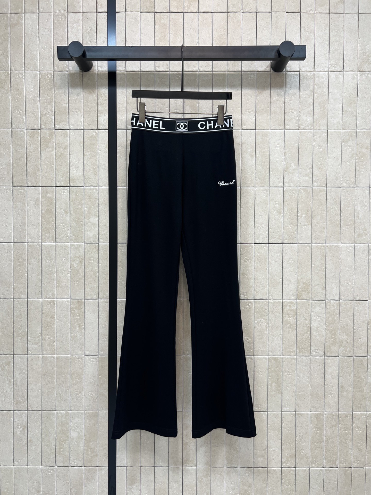 NO:751543,Xiaoxiangjia 26 spring and summer new style letter waistband boot-cut pants, high waist design + letter waistband full of brand feeling!  The drapey fabric makes your legs look longer. The slightly flared pants modify your legs. The pear-shaped figure is friendly. It makes you look slimmer and taller. Elastic waist + drawstring. It is comfortable and not fussy to wear. It can be easily used for daily commuting and leisure. Pair it with a crop top or an oversize sweater to easily get a lazy and high-end look. A fashionable and versatile item!  Three sizes in one color Size/S-M-L,,chanel,versace,hoodie,sweatshirts,19860909小香家 26春夏新款 字母腰头微喇裤 高腰设计+字母腰头品牌感满满！垂感面料超显腿长 微喇裤型修饰腿型 梨形身材友好 显瘦又显高 松紧腰+抽绳 穿着舒适不挑人 日常通勤、休闲都能轻松驾驭 搭配短款上衣或oversize卫衣 轻松get慵懒高级感 时髦的百搭单品！一色三码 Size/S-M-L,,chanel,versace,hoodie,sweatshirts,,Women's clothing