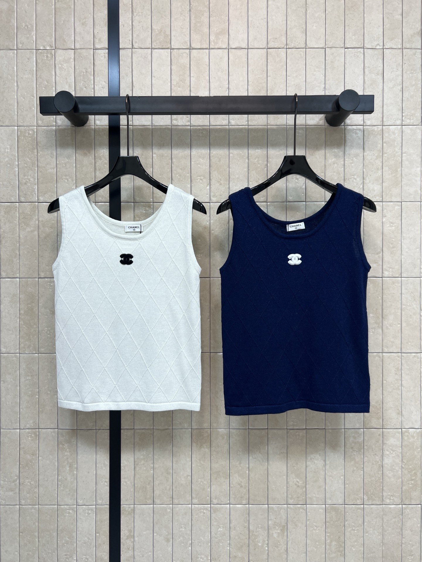 NO:751540,Xiaoxiangjia 26 spring and summer new style rhombus pattern sleeveless vest, classic rhombus texture + black double CLogo, highly recognizable!  The fabric is light and breathable, super comfortable to wear in spring and summer, simple and fashionable, the sleeveless design is very versatile, it can be worn with high-waisted pants or skirts, it is easy to switch between casual or elegant styles, retro and modern, you can easily manage two colors and three sizes for daily commuting and dating. Size/S-M-L,,chanel,skirts,19860909小香家 26春夏新款 菱格纹无袖背心 经典菱格纹理+黑色双CLogo 辨识度超高！面料轻薄透气 春夏穿超舒服 简约又时髦 无袖设计很百搭 配高腰裤or裙装都OK 轻松切换休闲or优雅风复古又现代 日常通勤、约会都能轻松驾驭两色三码 Size/S-M-L,,chanel,skirts,,Women's clothing