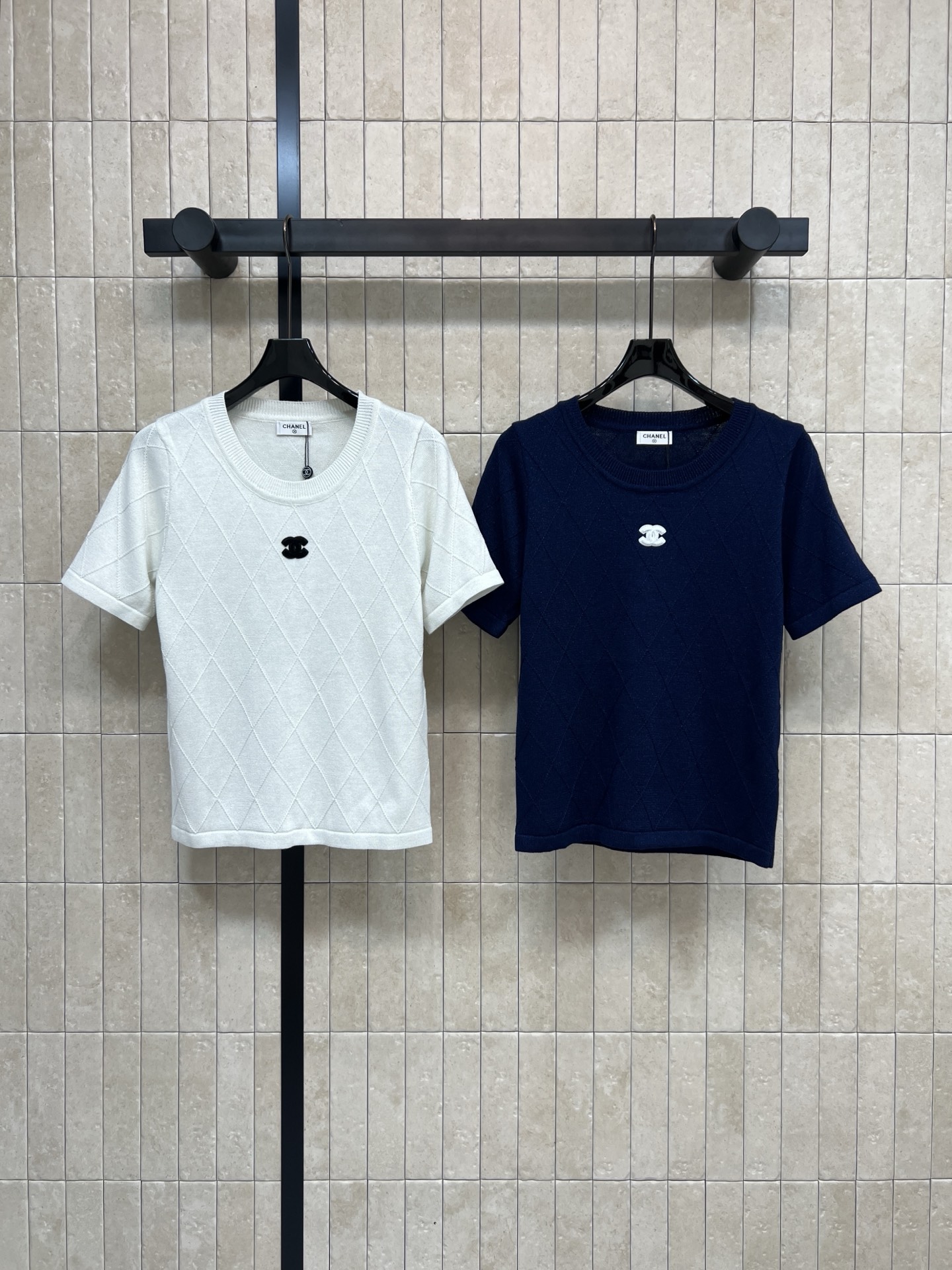 NO:751537,Xiaoxiangjia 26 spring and summer new style diamond pattern short-sleeved top, classic diamond pattern + black double CLogo, highly recognizable!  The fabric is light and breathable, super comfortable to wear in spring and summer, simple and fashionable, the sleeveless design is very versatile, it can be worn with high-waisted pants or skirts, it is easy to switch between casual or elegant styles, retro and modern, you can easily manage two colors and three sizes for daily commuting and dating. Size/S-M-L,,chanel,skirts,T-shirt,19860909小香家 26春夏新款 菱格纹短袖上衣 经典菱格纹理+黑色双CLogo 辨识度超高！面料轻薄透气 春夏穿超舒服 简约又时髦 无袖设计很百搭 配高腰裤or裙装都OK 轻松切换休闲or优雅风复古又现代 日常通勤、约会都能轻松驾驭两色三码 Size/S-M-L,,chanel,skirts,T-shirt,,Women's clothing