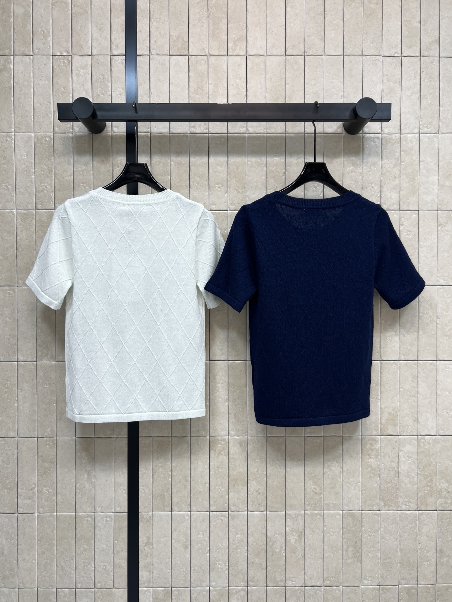 小香家 26春夏新款 菱格纹短袖上衣 经典菱格纹理+黑色双CLogo 辨识度超高！面料轻薄透气 春夏穿超