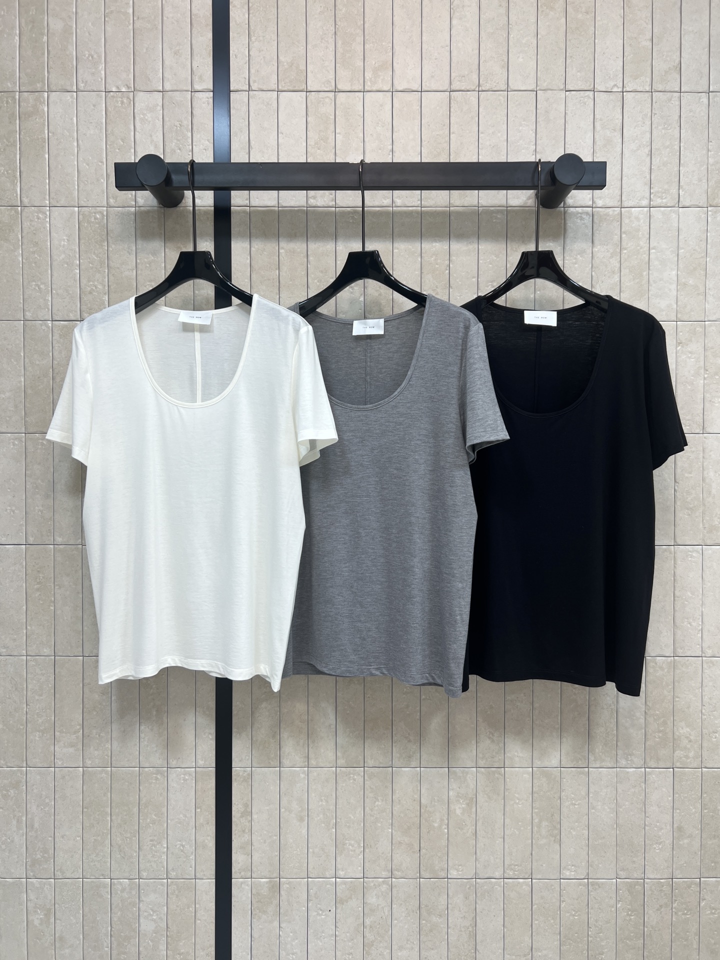 NO:751531,26 spring and summer new style large U-neck short-sleeved T-shirt is super comfortable to wear in summer!  The oval neck design modifies the neck line, making it look slim and elegant. The loose fit is highly tolerant and suitable for all body types. It can be easily managed for commuting and leisure. The fabric is soft and drapey and not easy to wrinkle. It goes well with jeans or skirts. It is easy to get a simple and high-end look!  Three colors and three sizes Size/S-M-L,,skirts,jeans,T-shirt,tees,t-shirt,1986090926春夏新款 大U领短袖T恤夏天穿超舒服！鹅蛋领设计修饰颈部线条 显瘦又优雅 宽松版型 包容性强 适合各种身材 通勤休闲都能轻松驾驭 面料柔软有垂感不易起皱 搭配牛仔裤或半裙都很出彩 简约高级感轻松get!！三色三码 Size/S-M-L,,skirts,jeans,T-shirt,tees，t-shirt,,Women's clothing