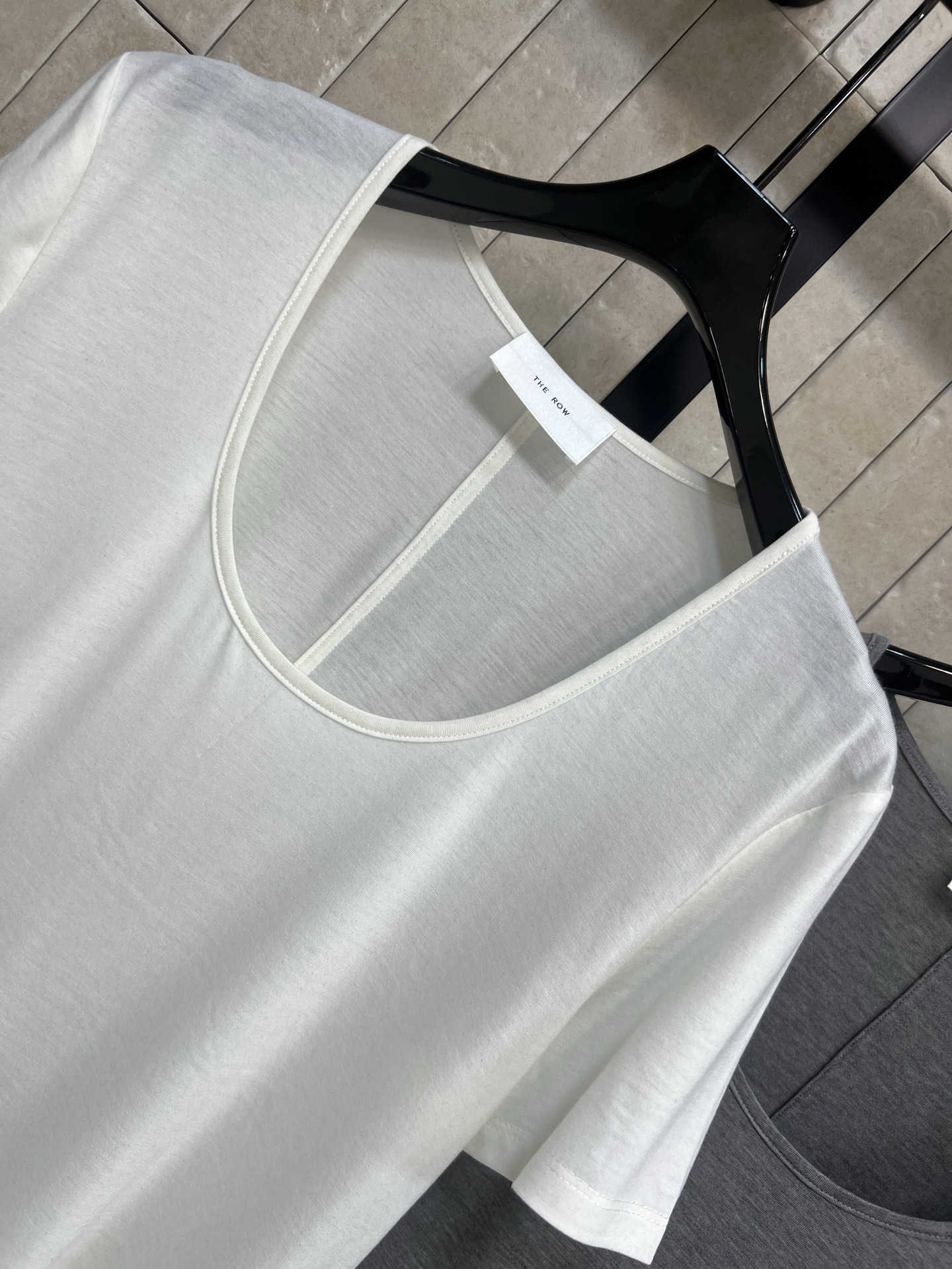 26春夏新款 大U领短袖T恤夏天穿超舒服！鹅蛋领设计修饰颈部线条 显瘦又优雅 宽松版型 包容性强 适合各