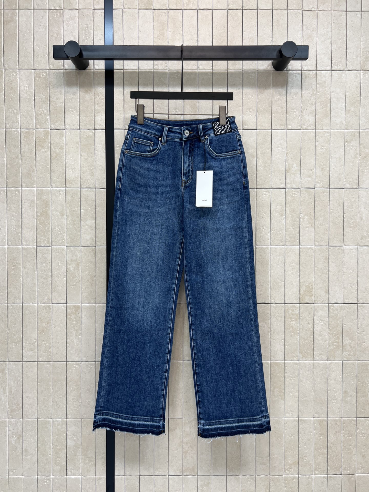 NO:751525,MIU's 26 new spring and summer style retro high-waist straight jeans, classic dark blue washed denim fabric, loose straight version, super straight legs, friendly to all leg types!  High-waisted design with elongated proportions. Cropped trousers + raw edges on trouser legs. Casual and fashionable. Full marks for versatile attributes. Whether paired with a sweatshirt or a shirt, it can be easily worn with a retro casual feel. A must-have for daily outings! One color and five sizes. 26-27-28-29-30,,miumiu,hoodie,sweatshirts,jeans,shirts,19860909MIU家 26春夏新款 复古高腰直筒牛仔裤 经典深蓝水洗丹宁面料 宽松直筒版型超显腿直对各种腿型都很友好！高腰设计拉长比例 九分裤长+裤脚毛边 随性又时髦计 百搭属性满分 无论配卫衣还是衬衫 轻松穿出复古休闲感 日常出街必备!一色五码 26-27-28-29-30,,miumiu,hoodie,sweatshirts,jeans,shirts,,Women's clothing