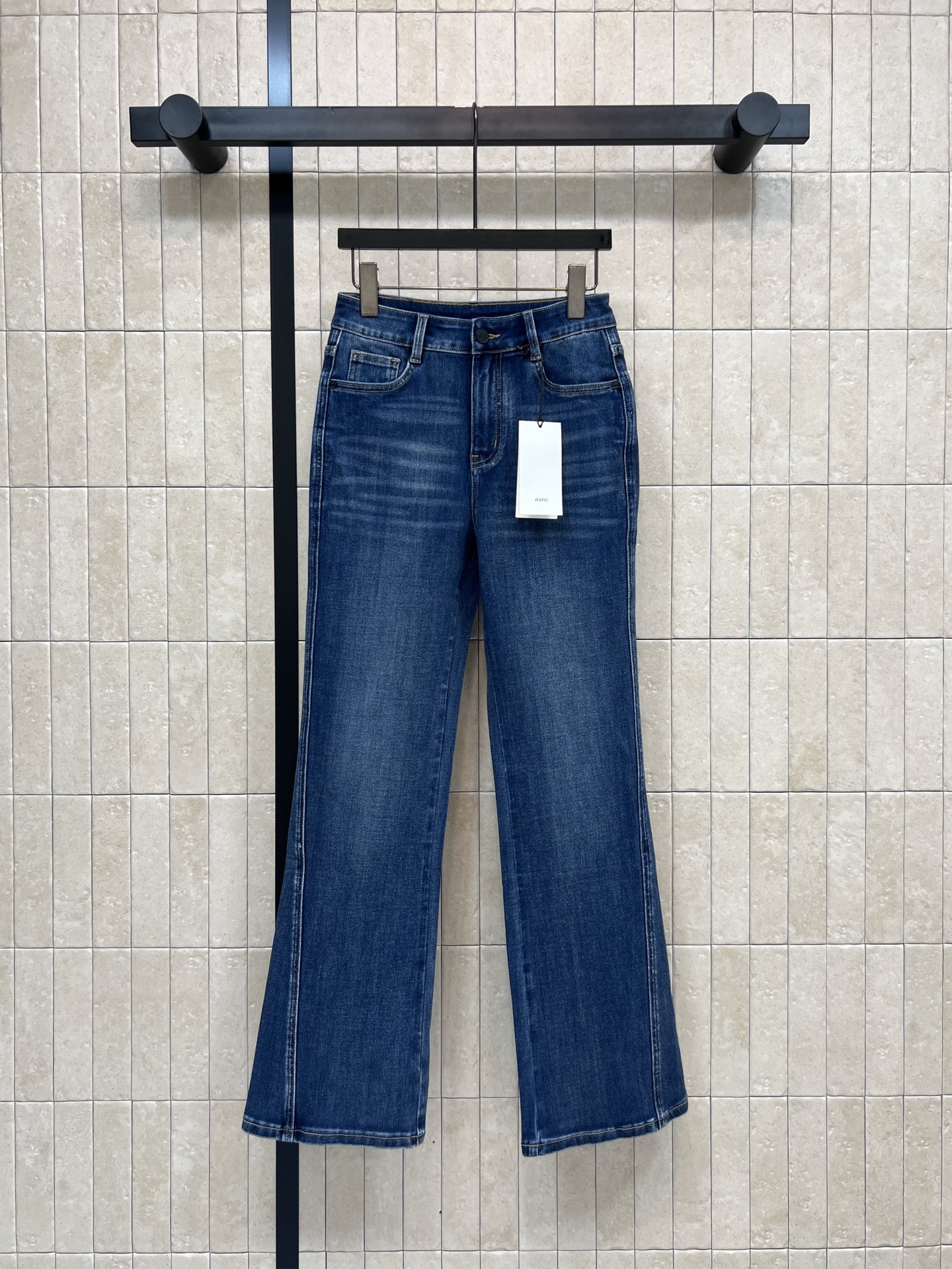 NO:751519,26 new spring and summer high-waisted bootcut jeans, dark blue washed fabric, full of retro feel! The high-waisted design elongates the proportions of the legs. The bootcut legs modify the leg shape, making you look slimmer and taller. The fabric is stretchy and comfortable to wear, not tight. It can be easily used for daily commuting and leisure. Pair with short boots or sneakers. Fashionable and practical. Fashionable items in one color and five sizes. 26-27-28-29-30,,boots,sneakers,jeans,1986090926春夏新款 高腰微喇牛仔裤 深蓝水洗面料 复古感满满!高腰设计拉长腿部比例 微喇裤脚修饰腿型 显瘦显高 面料有弹力 穿着舒适不紧绷 日常通勤、休闲都能轻松驾驭 搭配短靴或运动鞋 时髦又实用 时髦单品一色五码 26-27-28-29-30,,boots,sneakers,jeans,,Women's clothing