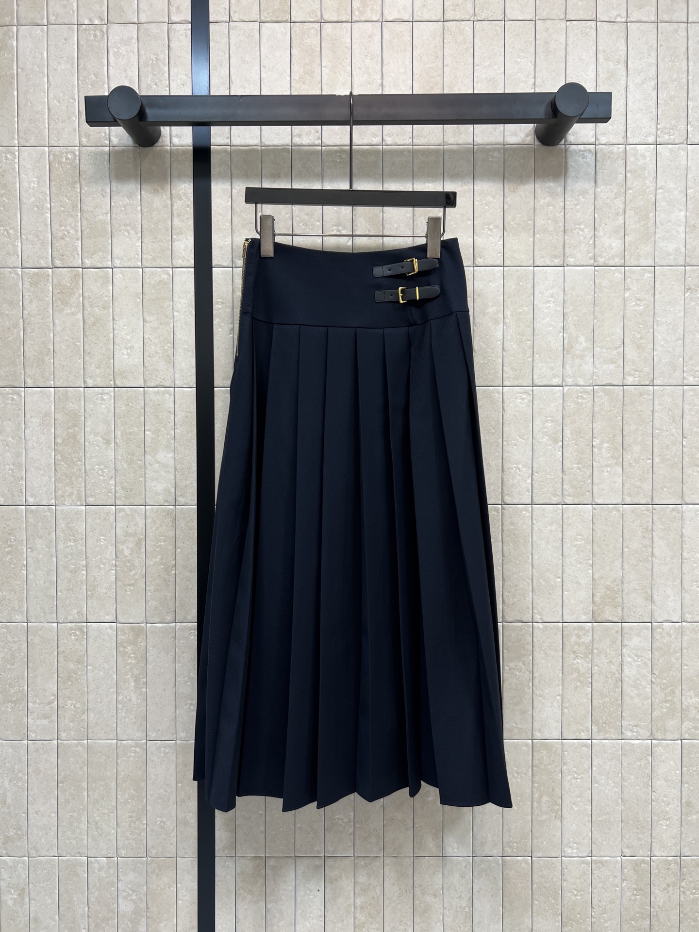 NO:751925,MIU Home 26 new spring and summer style pleated skirt with leather buckle decoration, dark blue pleated skirt, basic college style, high-waisted A-line version + fine pleats, modified leg shape, super slimming!  The double metal buckle decoration at the waist + side slit design is full of retro feeling and looks great on daily commutes, campus wear or taking photos. Pair it with shirts, knitted cardigans, and small fragrant jackets to easily get age-reducing college style or Japanese JK style. It is a must-have item for JK uniform lovers!  Three sizes in one color Size/S-M-L,,miumiu,skirts,jackets & coats,shirts,19860909MIU家 26春夏新款 皮扣装饰百褶裙 深蓝色百褶裙学院风基础款 高腰A字版型+细密百褶 修饰腿型超显瘦！腰部双金属扣装饰+侧边开叉设计 复古感满满日常通勤、校园穿搭或拍照都很出片 搭配衬衫、针织开衫、小香风外套 轻松get减龄学院风or日系JK风 是JK制服爱好者必入单品！一色三码 Size/S-M-L,,miumiu,skirts,jackets & coats,shirts,,Women's clothing