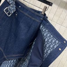 D家 26春夏新款 丹宁蓝牛仔半身裙 里面D字母老花设计牛仔面料 一片式+裙摆前后开叉设计显瘦又遮肉 梨 D家 26春夏新款 丹宁蓝牛仔半身裙 里面D字母老花设计牛仔面料 一片式+裙摆前后开叉设计显瘦又遮肉 梨