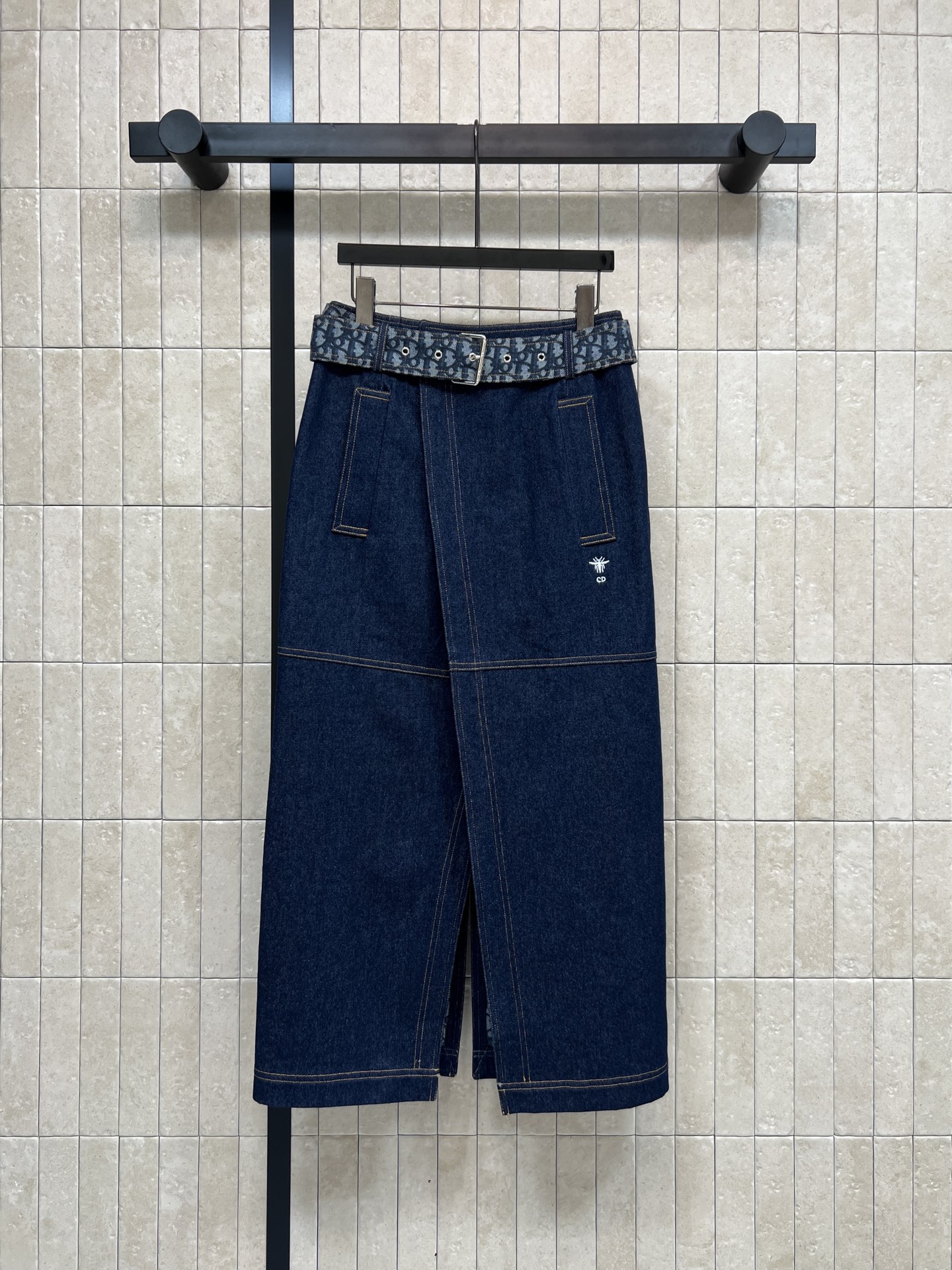 NO:751931,D Home's 26 spring and summer new style denim blue denim skirt with D letter presbyopic design inside denim fabric. One piece + front and rear slits on the skirt make it slimmer and cover the flesh. It is friendly to both pear-shaped bodies and small people. D letter presbyopic belt tightens the waist. It is full of details and brings a Hong Kong style retro atmosphere!  Wide, loose straight fit, flattering leg shape, comfortable to wear without being restricted, paired with short sleeves or shirts, easy to get summer casual style, suitable for commuting, going out, and vacationing. One color, three sizes. Size/S-M-L,,dior,skirts,shirts,T-shirt,19860909D家 26春夏新款 丹宁蓝牛仔半身裙 里面D字母老花设计牛仔面料 一片式+裙摆前后开叉设计显瘦又遮肉 梨形身材和小个子都友好汁 D字母老花腰带收腰 细节感满满 港风复古氛围拉满！宽 松直筒版型 修饰腿型 穿着自在不束缚 搭配短袖或衬衫 轻松get夏日休闲风 通勤、出街、度假都很适合哦一色三码 Size/S-M-L,,dior,skirts,shirts,T-shirt,,Women's clothing