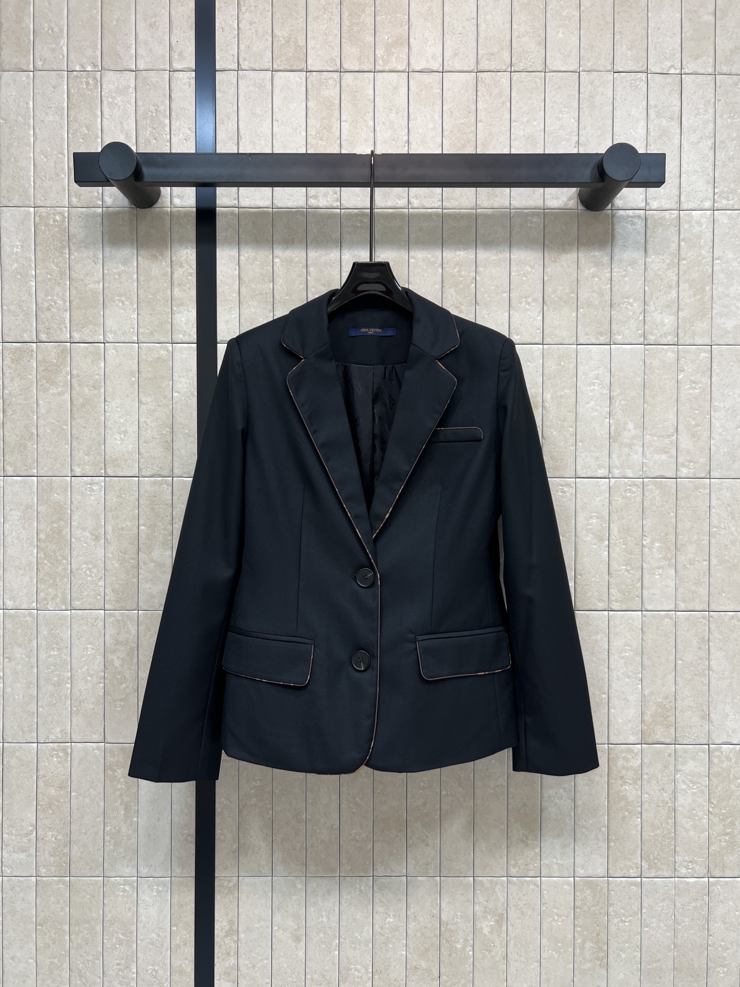 NO:751937,L's 26 spring and summer new style, right shoulder two-button suit jacket, soft and crisp, comfortable and stylish to wear, black main color + presbyopia contrast stitching, full of details, right shoulder tailoring to modify the shoulder line, short design to make you taller and slimmer, easy to control and match in the workplace, shirt or knitted inner layer, easy to get smart and elegant style, three sizes in one color Size/S-M-L,, louis vuitton, jackets & coats, shirts, business suit,19860909L家 26春夏新款 正肩两粒扣西装外套 柔软又挺括 穿着舒适有型 黑色主色+老花撞色拼接 细节满分 正肩剪裁修饰肩部线条 短款设计显高显瘦 职场日常都能轻松驾驭搭配 衬衫或针织内搭 轻松get干练优雅风 一色三码 Size/S-M-L,,louis vuitton,jackets & coats,shirts,business suit,,Women's clothing