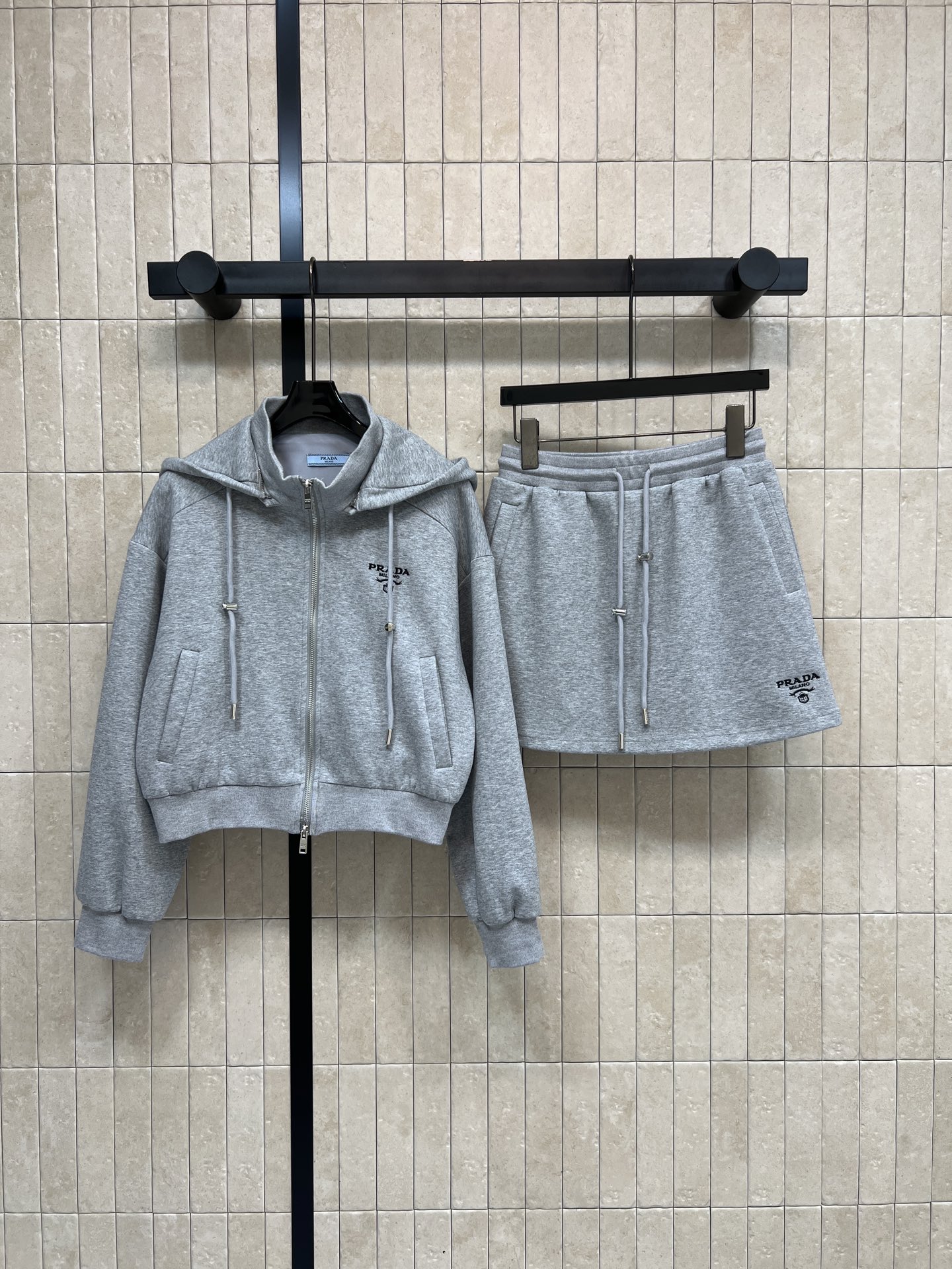 NO:751943,PD Home 26 new spring and summer casual sports sweatshirt set, hooded zipper sweatshirt jacket + elastic skirt, cotton fabric is soft and comfortable, perfect for spring and autumn!  Detachable hooded stand-up collar, short design makes you taller and slimmer. The zipper is easy to put on and take off. The hood has a perfect casual feel. The gray and black colors are low-key and durable. It can be easily used for commuting, campus, and leisure. You can easily get Korean simple style with one upper body! Two colors and three sizes. Size/S-M-L,,dior,hoodie,sweatshirts,skirts,jackets & coats,hats,19860909PD家 26春夏新款 休闲运动卫衣套装 连帽拉链卫衣外套+松紧短裙 棉质面料柔软舒适 春秋季节穿着超合适！可拆卸连帽立领短款设计显高显瘦 拉链方便穿脱 连帽休闲感满分 灰色黑色两色低调耐看 通勤、校园、休闲都能轻松驾驭 一套上身轻松get韩系简约风! 两色三码 Size/S-M-L,,dior,hoodie,sweatshirts,skirts,jackets & coats,hats,,Women's clothing