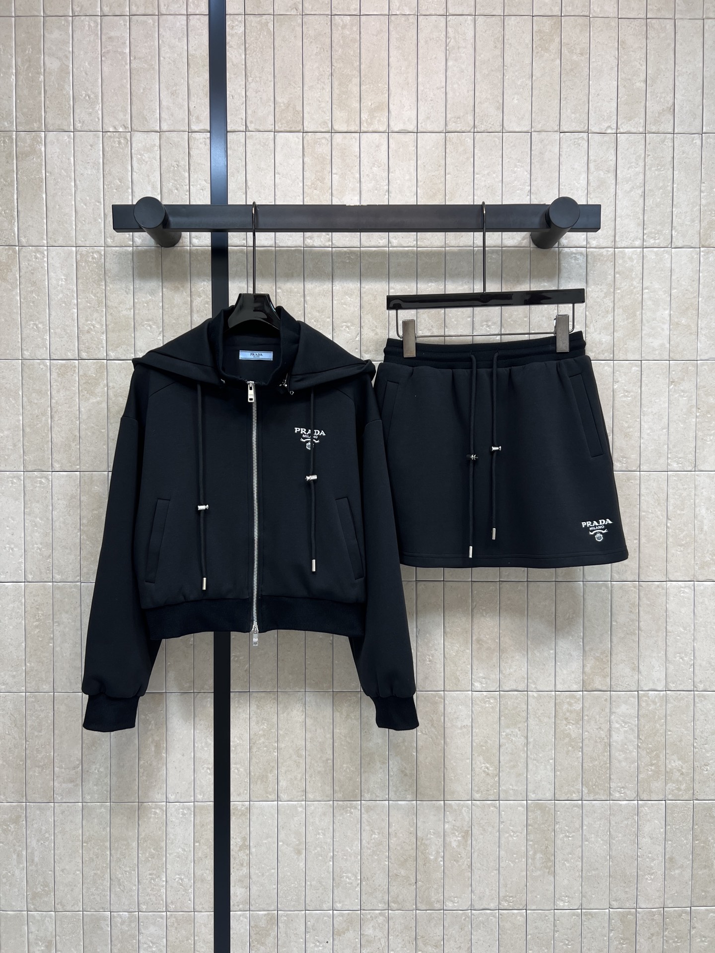 NO:751949,PD Home 26 new spring and summer casual sports sweatshirt set, hooded zipper sweatshirt jacket + elastic skirt, cotton fabric is soft and comfortable, perfect for spring and autumn!  Detachable hooded stand-up collar, short design makes you taller and slimmer. The zipper is easy to put on and take off. The hood has a perfect casual feel. The gray and black colors are low-key and durable. It can be easily used for commuting, campus, and leisure. You can easily get Korean simple style with one upper body! Two colors and three sizes. Size/S-M-L,,dior,hoodie,sweatshirts,skirts,jackets & coats,hats,19860909PD家 26春夏新款 休闲运动卫衣套装 连帽拉链卫衣外套+松紧短裙 棉质面料柔软舒适 春秋季节穿着超合适！可拆卸连帽立领短款设计显高显瘦 拉链方便穿脱 连帽休闲感满分 灰色黑色两色低调耐看 通勤、校园、休闲都能轻松驾驭 一套上身轻松get韩系简约风! 两色三码 Size/S-M-L,,dior,hoodie,sweatshirts,skirts,jackets & coats,hats,,Women's clothing