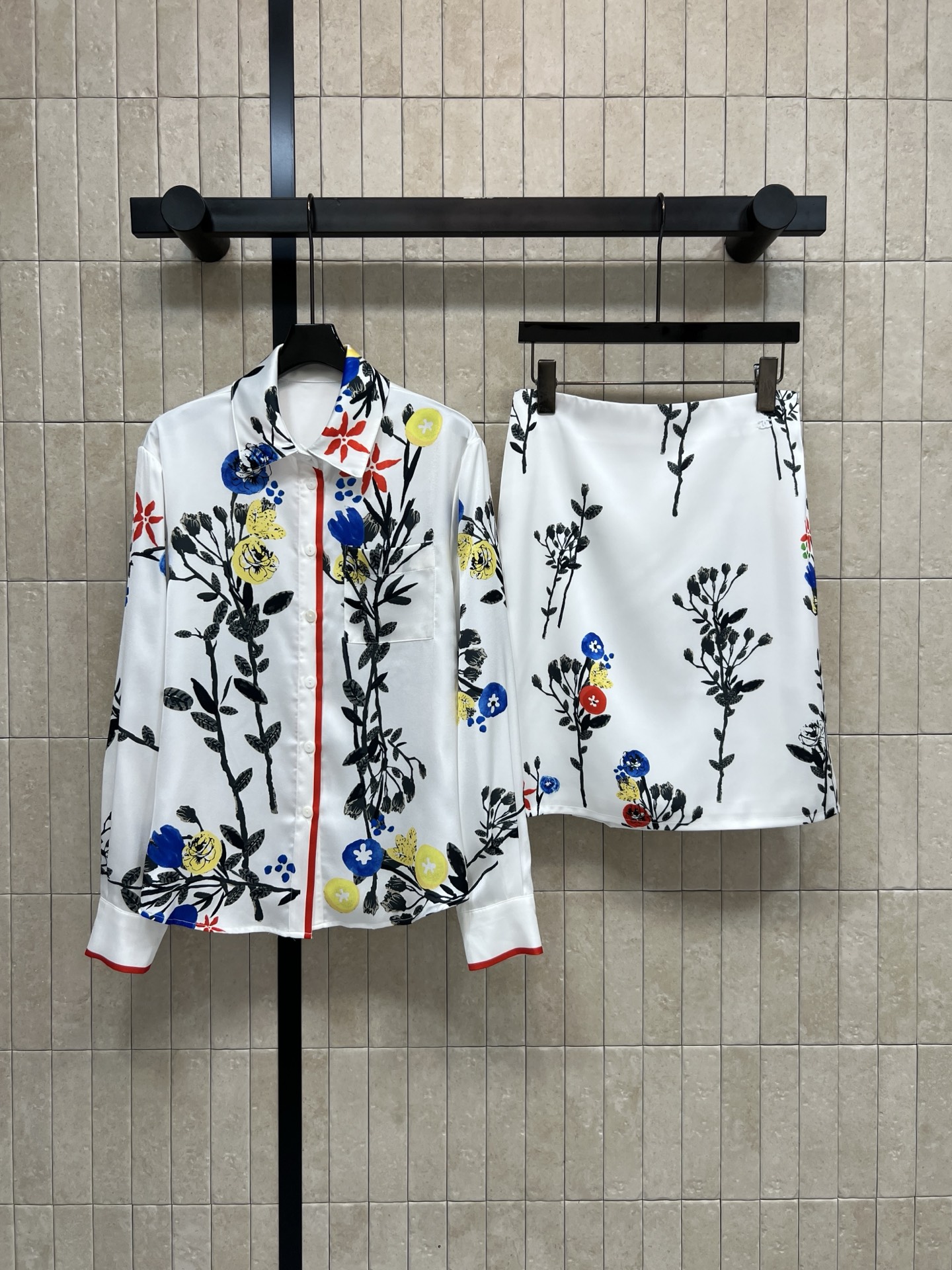 NO:751926,Shirt, skirt, Xiaoxiangjia 26 spring and summer new style, floral suit, lapel long-sleeved shirt + skirt, full-print floral pattern, bright colors, full of artistic sense, light and thin fabric, super comfortable to wear in spring and summer, red piping details, super recognizable!  The shirt has a classic lapel + button placket, and the skirt is simple and slim-fitting. It can be easily used for commuting, vacationing, and daily life. It is elegant and energetic. It has both retro and modern feel. It is fashionable and versatile!  One color and three sizes Size/S-M-L,,chanel,skirts,shirts,19860909衬衣 半裙小香家 26春夏新款 花卉套装 翻领长袖衬衫+半身裙 满印花卉图案 色彩鲜艳 艺术感满满 轻薄面料 春夏穿超舒适 红色滚边细节 超有辨识度！衬衫经典翻领+纽扣开襟,半身裙简约修身 通勤、度假、日常都能轻松驾驭 优雅又活力 复古与现代感兼具 时髦又百搭！一色三码 Size/S-M-L,,chanel,skirts,shirts,,Women's clothing