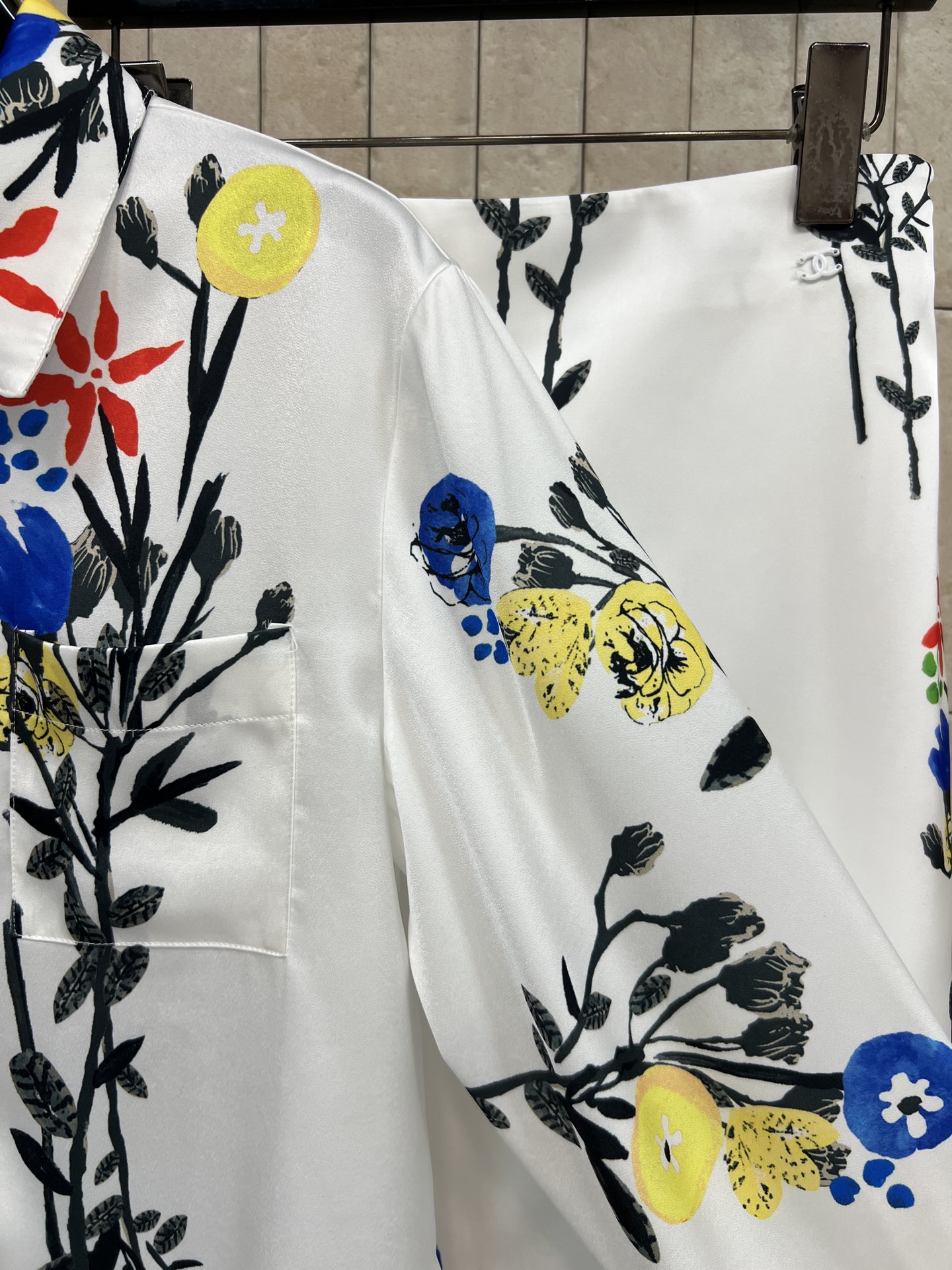 小香家 26春夏新款 花卉套装 翻领长袖衬衫+半身裙 满印花卉图案 色彩鲜艳 艺术感满满 轻薄面料 春夏