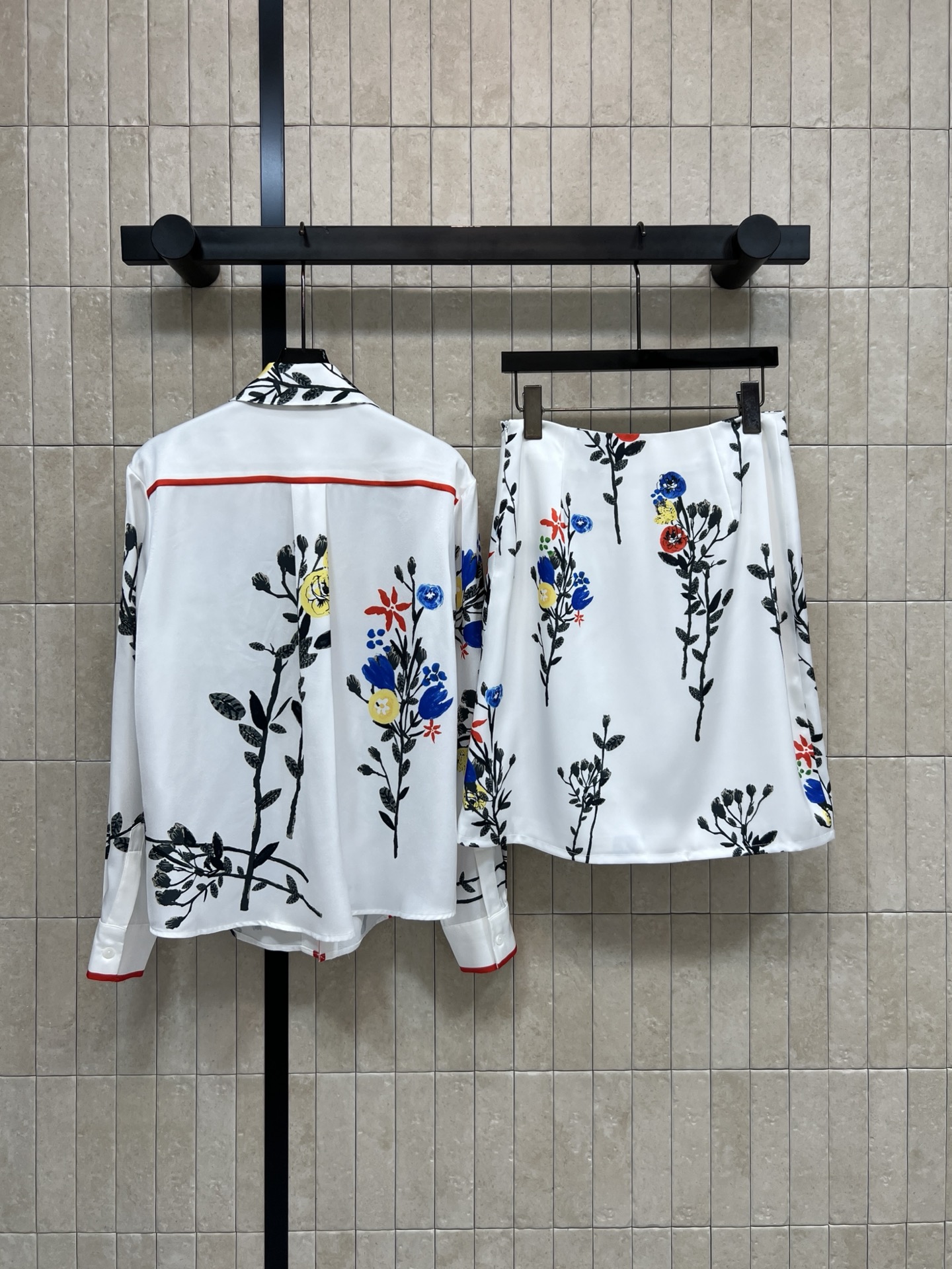小香家 26春夏新款 花卉套装 翻领长袖衬衫+半身裙 满印花卉图案 色彩鲜艳 艺术感满满 轻薄面料 春夏