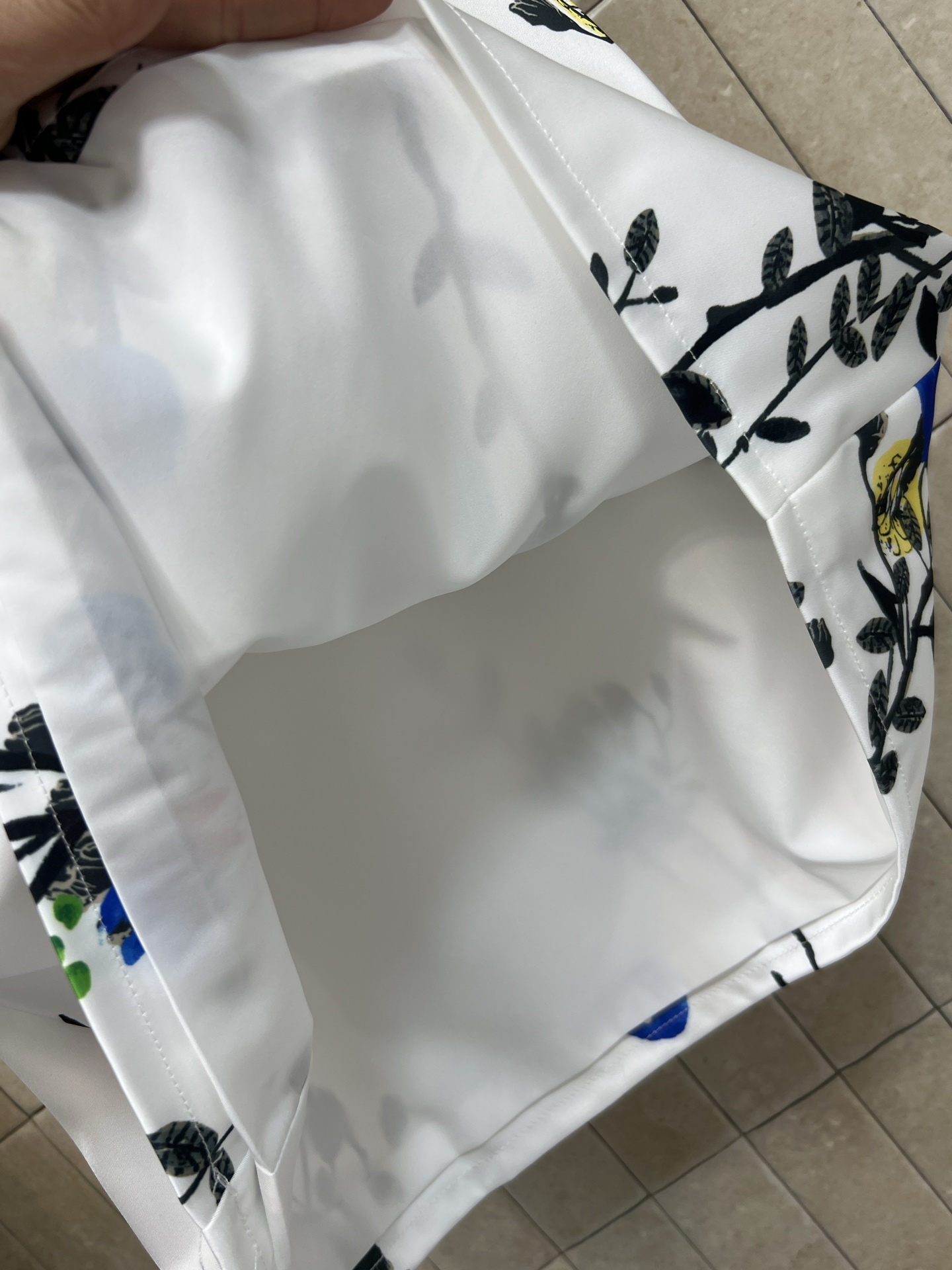 小香家 26春夏新款 花卉套装 翻领长袖衬衫+半身裙 满印花卉图案 色彩鲜艳 艺术感满满 轻薄面料 春夏