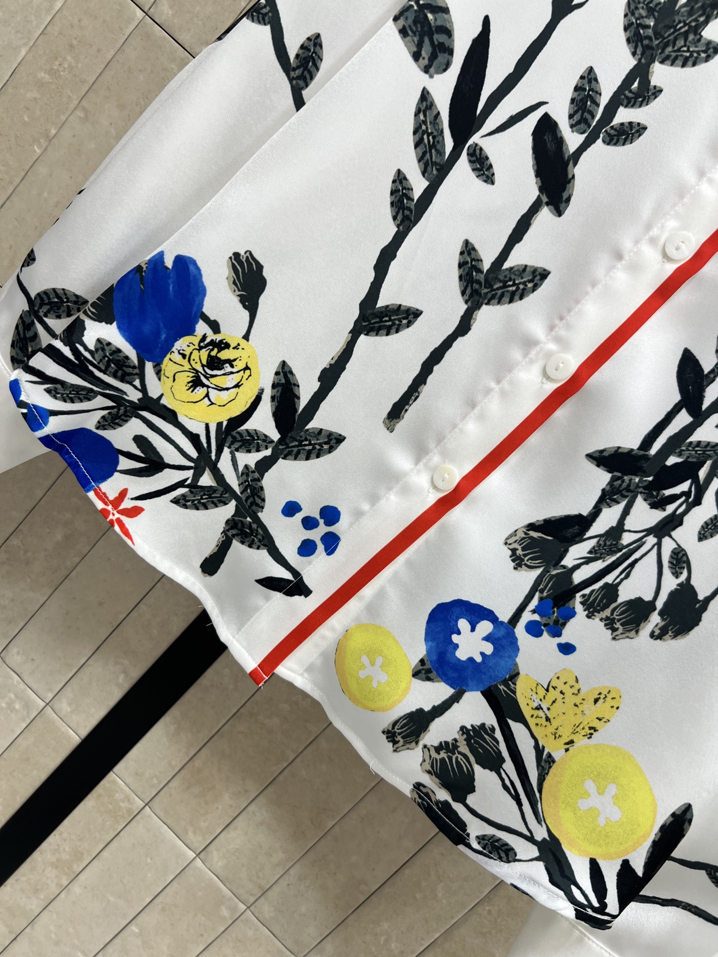 小香家 26春夏新款 花卉套装 翻领长袖衬衫+半身裙 满印花卉图案 色彩鲜艳 艺术感满满 轻薄面料 春夏