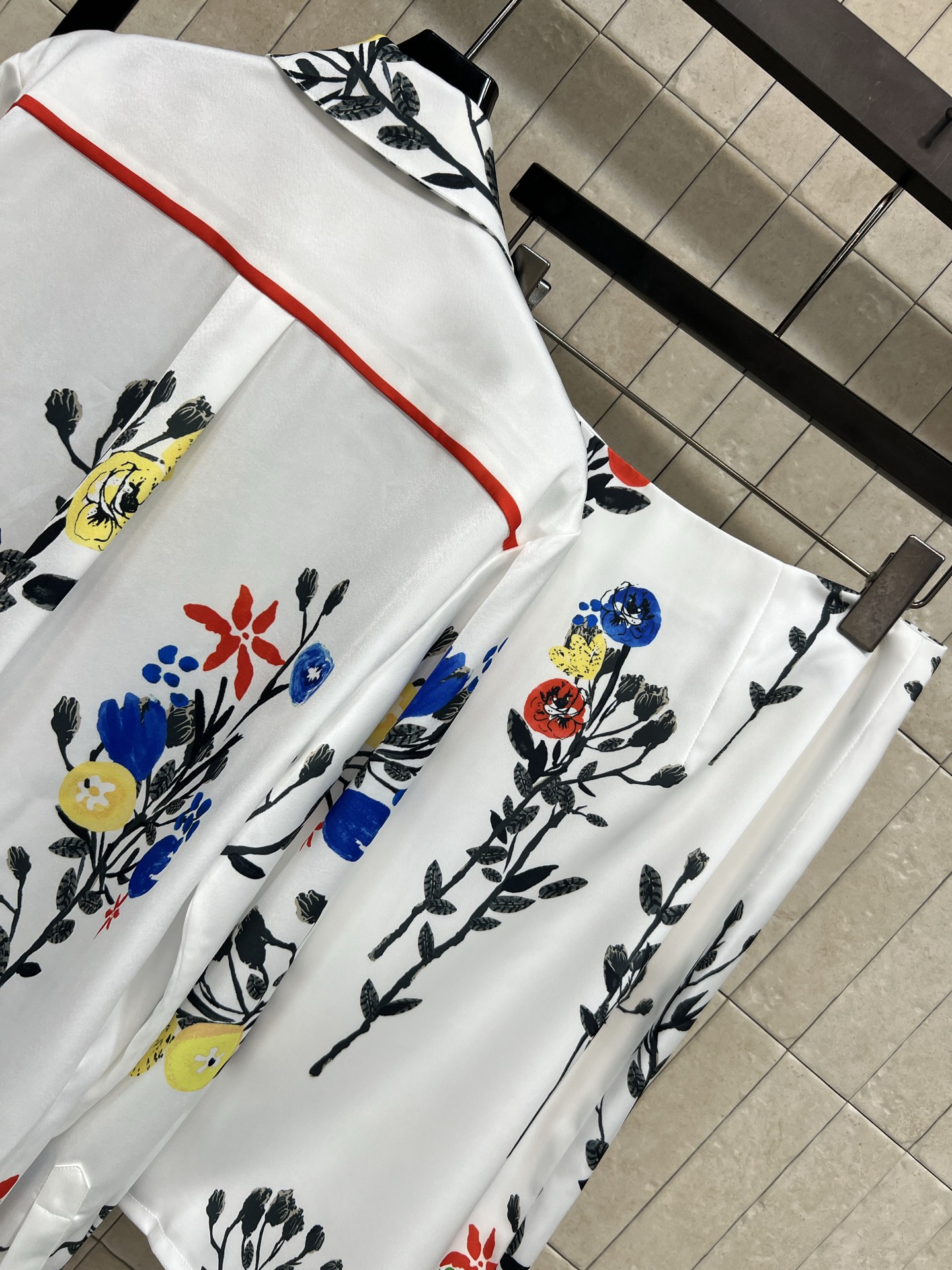 小香家 26春夏新款 花卉套装 翻领长袖衬衫+半身裙 满印花卉图案 色彩鲜艳 艺术感满满 轻薄面料 春夏