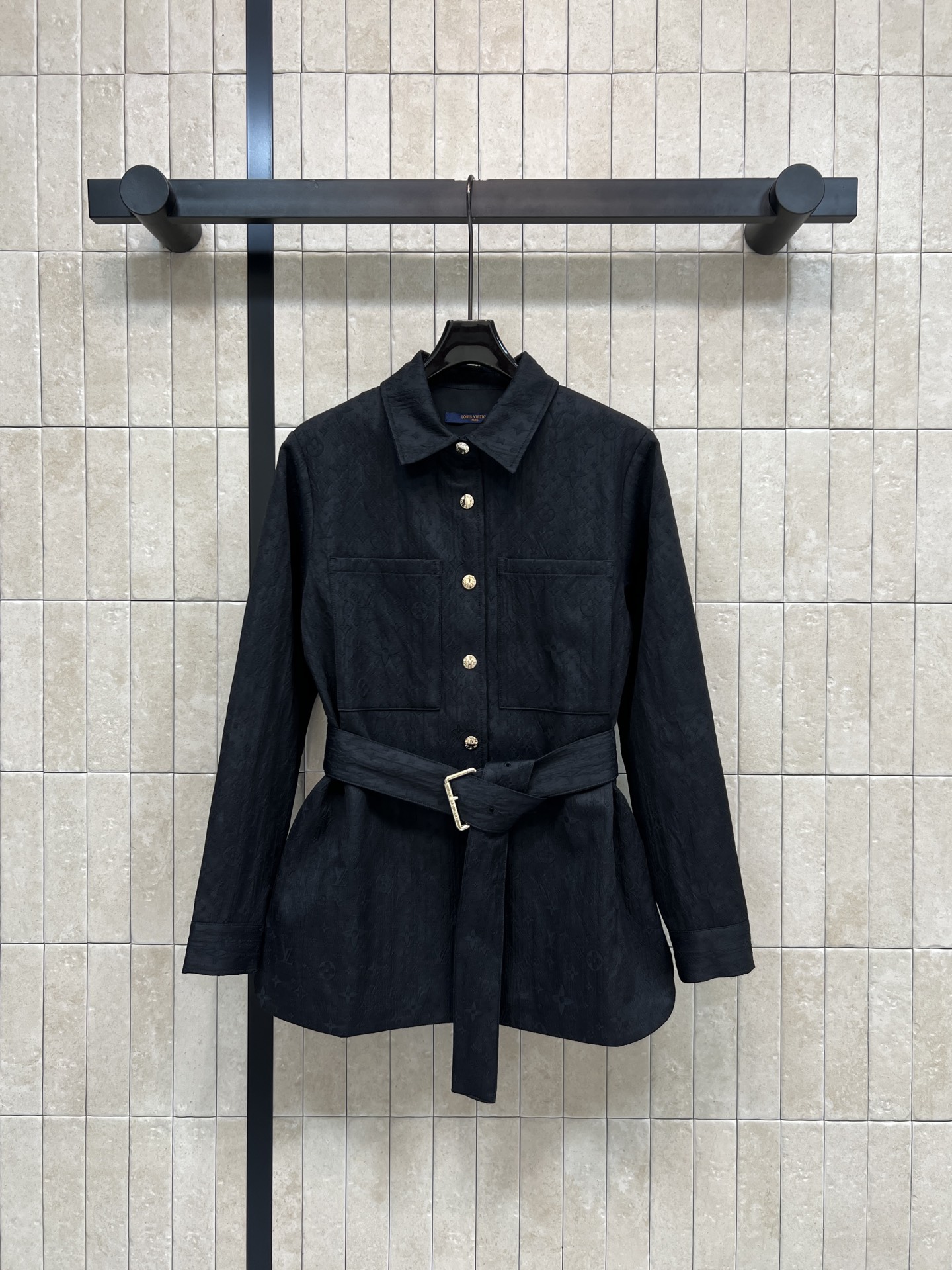 NO:751932,L's 26 spring and summer new style. Presbyopic jacquard shirt jacket shirt-style design + belt to tighten the waist. Slim and stylish. OGO metal buttons and lapel details are full of retro feel. Easy to handle in daily commuting. Customized coin presbyopic jacquard fabric. High-end texture. It goes well with jeans or skirts. Easily create Korean or retro style outfits in one color and three sizes. Size/S-M-L,, louis vuitton, skirts, jeans, jackets & coats, shirts,19860909L家 26春夏新款 老花提花衬衫外套衬衫式设计+腰带收腰 显瘦又有型 ogo金属纽扣和翻领细节复古感满满 通勤日常都能轻松驾驭 定制钱币老花提花面料 质感高级 搭配牛仔裤或裙装都很出彩 轻松打造韩系或复古风穿搭一色三码 Size/S-M-L,,louis vuitton,skirts,jeans,jackets & coats,shirts,,Women's clothing