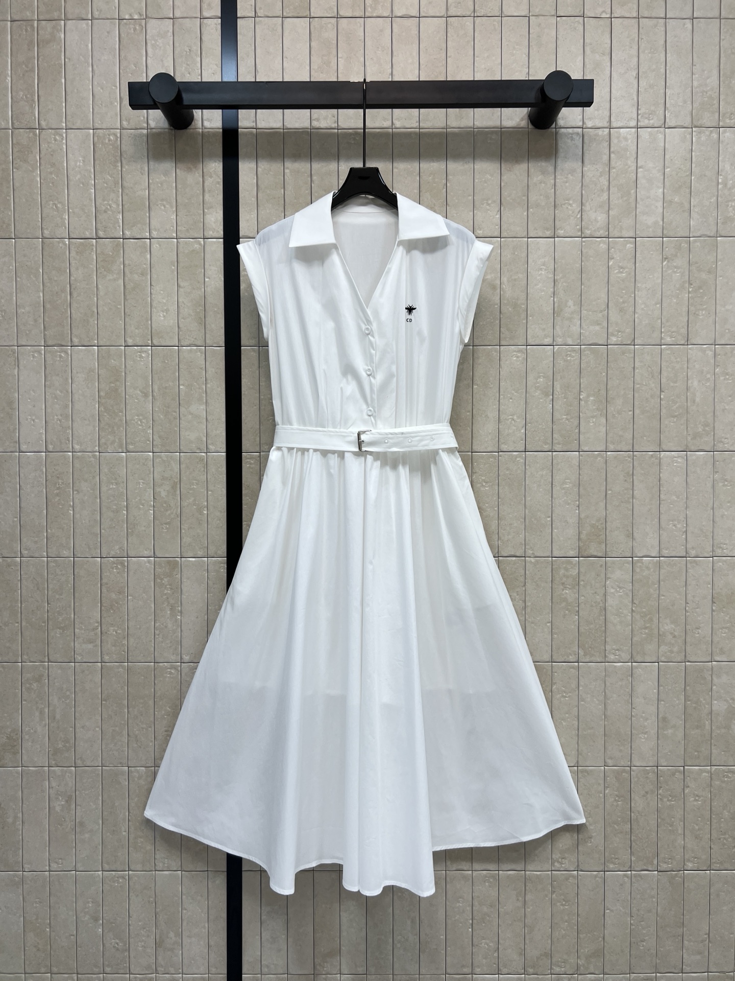 NO:751938,D Home 26 new spring and summer v-lapel sleeveless dress v-lapel + little bee embroidery, full of brand sense!  Made of pure cotton, light and breathable, super comfortable to wear in summer. Shirt-style tailoring + waistband to modify body proportions. Elegant and neat. Refreshing sleeveless design. Can be easily used for commuting, dating, and daily life. Moderate skirt length. Combining temperament and comfort. A must-have and versatile item for summer wardrobe!  ~Two colors and three sizes Size/S-M-L,,dior,skirts,shirts,19860909D家 26春夏新款 v翻领无袖连衣裙 v翻领+小蜜蜂刺绣 品牌感满满！纯棉材质 轻盈透气,夏天穿超舒服 衬衫式剪裁+腰带收腰 修饰身材比例 优雅又利落 无袖设计清爽 通勤、约会、日常都能轻松驾驭 裙长适中 气质与舒适兼具 夏季衣橱必备百搭单品！~两色三码 Size/S-M-L,,dior,skirts,shirts,,Women's clothing