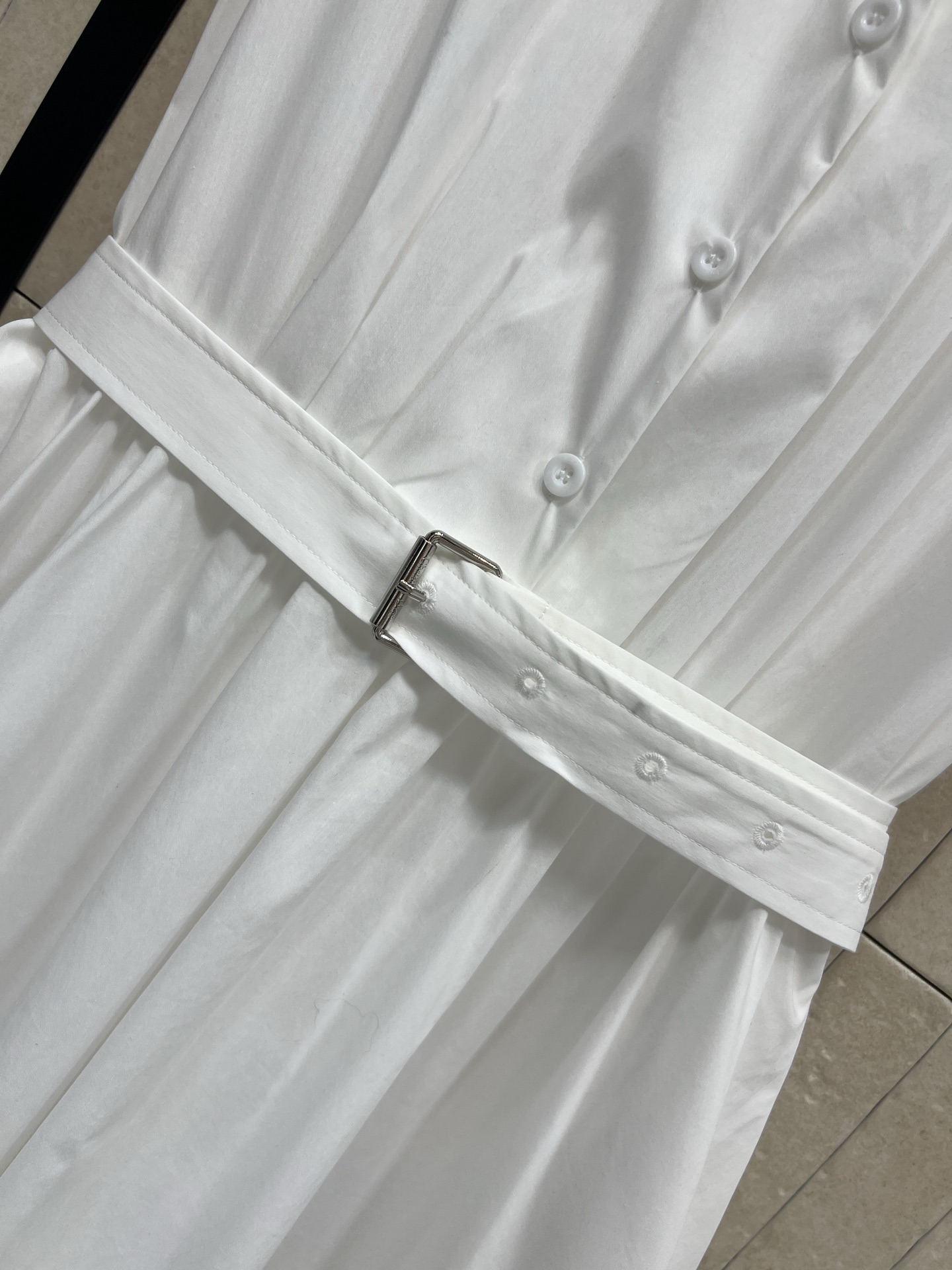 D家 26春夏新款 v翻领无袖连衣裙 v翻领+小蜜蜂刺绣 品牌感满满！纯棉材质 轻盈透气，夏天穿超舒服 