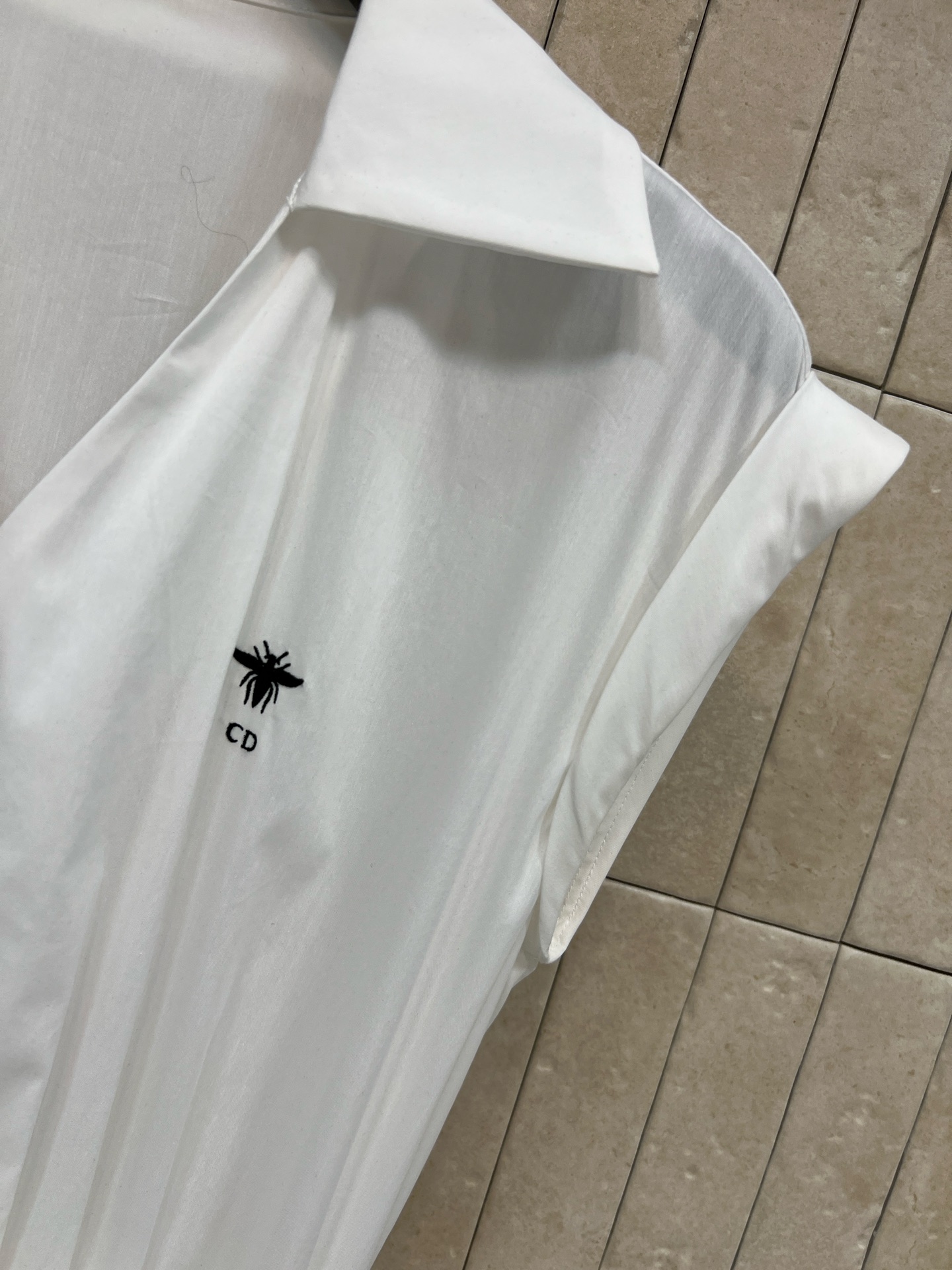 D家 26春夏新款 v翻领无袖连衣裙 v翻领+小蜜蜂刺绣 品牌感满满！纯棉材质 轻盈透气，夏天穿超舒服 
