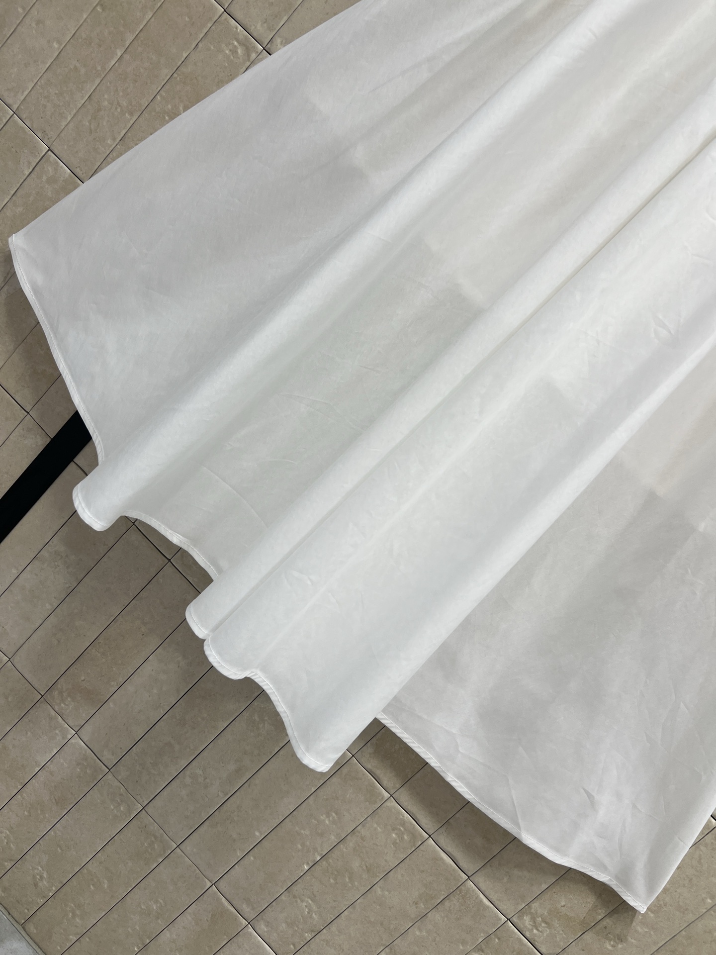 D家 26春夏新款 v翻领无袖连衣裙 v翻领+小蜜蜂刺绣 品牌感满满！纯棉材质 轻盈透气，夏天穿超舒服 