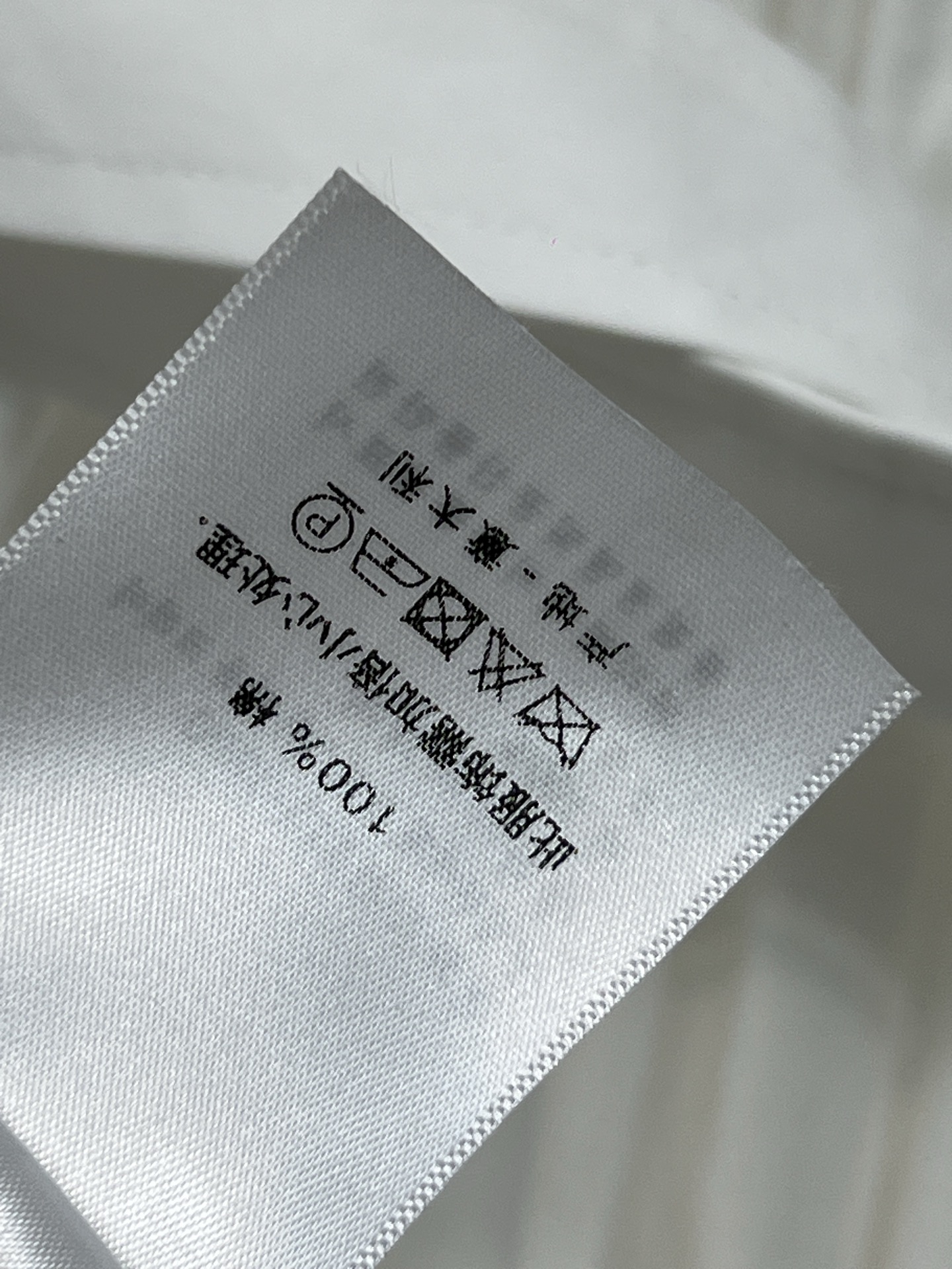 D家 26春夏新款 v翻领无袖连衣裙 v翻领+小蜜蜂刺绣 品牌感满满！纯棉材质 轻盈透气，夏天穿超舒服 
