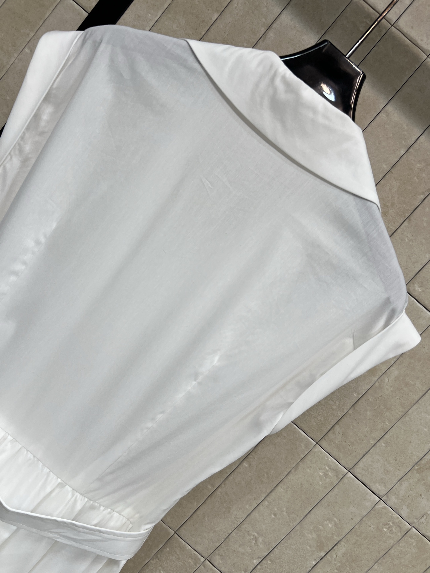 D家 26春夏新款 v翻领无袖连衣裙 v翻领+小蜜蜂刺绣 品牌感满满！纯棉材质 轻盈透气，夏天穿超舒服 
