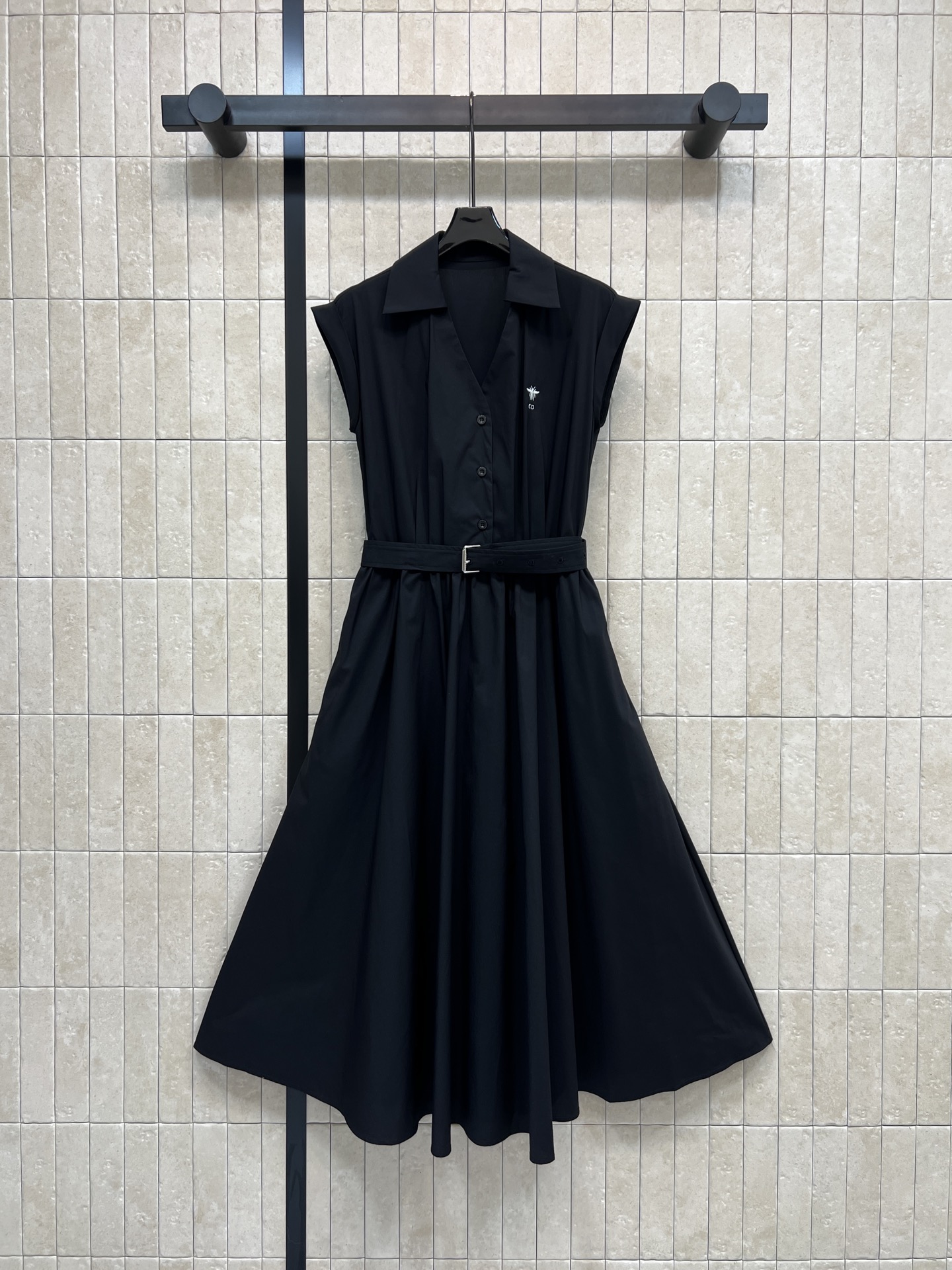 NO:751944,D Home 26 new spring and summer v-lapel sleeveless dress v-lapel + little bee embroidery, full of brand sense!  Made of pure cotton, light and breathable, super comfortable to wear in summer. Shirt-style tailoring + waistband to modify body proportions. Elegant and neat. Refreshing sleeveless design. Can be easily used for commuting, dating, and daily life. Moderate skirt length. Combining temperament and comfort. A must-have and versatile item for summer wardrobe!  ~Two colors and three sizes Size/S-M-L,,dior,skirts,shirts,19860909D家 26春夏新款 v翻领无袖连衣裙 v翻领+小蜜蜂刺绣 品牌感满满！纯棉材质 轻盈透气,夏天穿超舒服 衬衫式剪裁+腰带收腰 修饰身材比例 优雅又利落 无袖设计清爽 通勤、约会、日常都能轻松驾驭 裙长适中 气质与舒适兼具 夏季衣橱必备百搭单品！~两色三码 Size/S-M-L,,dior,skirts,shirts,,Women's clothing