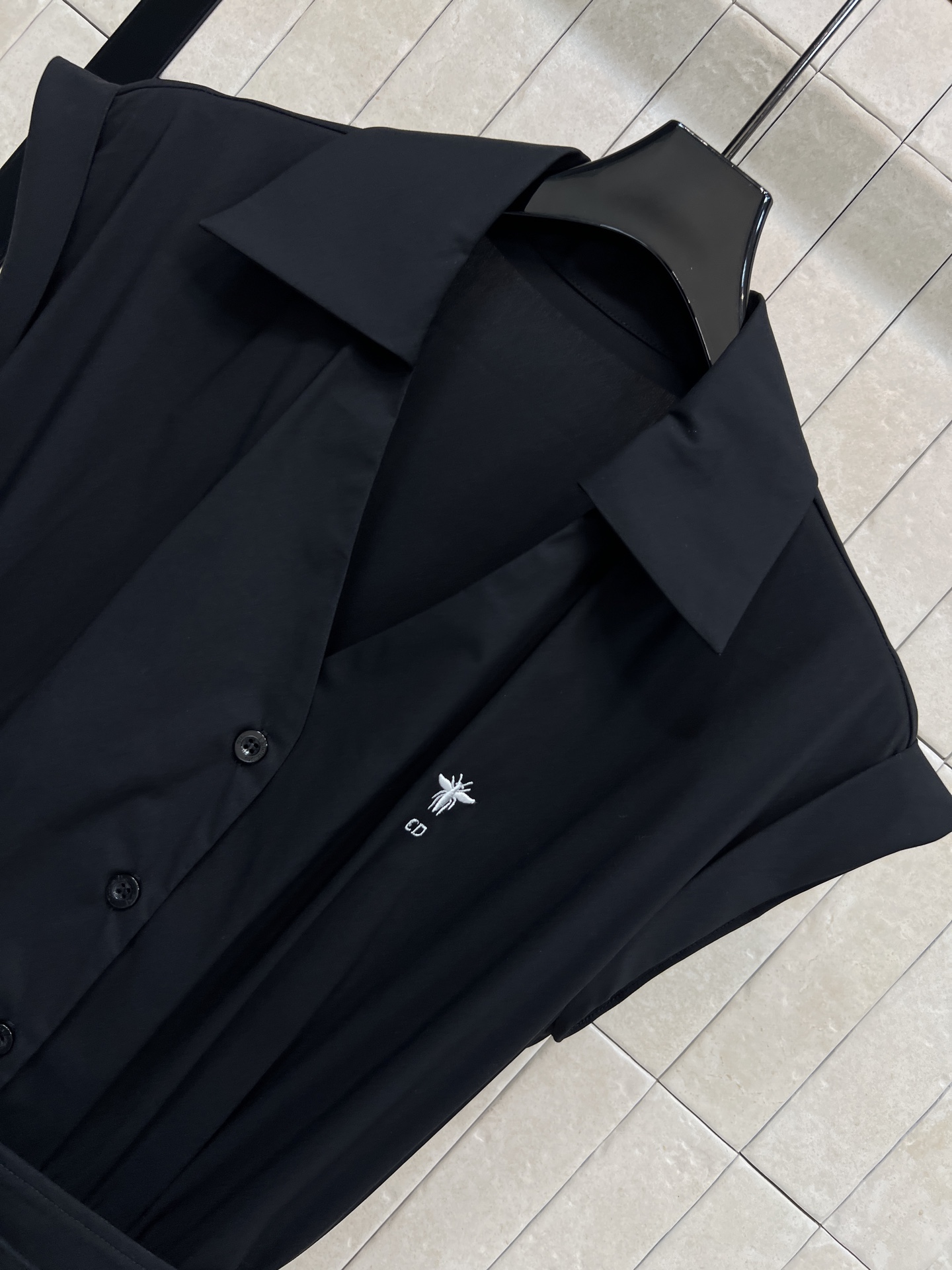 D家 26春夏新款 v翻领无袖连衣裙 v翻领+小蜜蜂刺绣 品牌感满满！纯棉材质 轻盈透气，夏天穿超舒服 