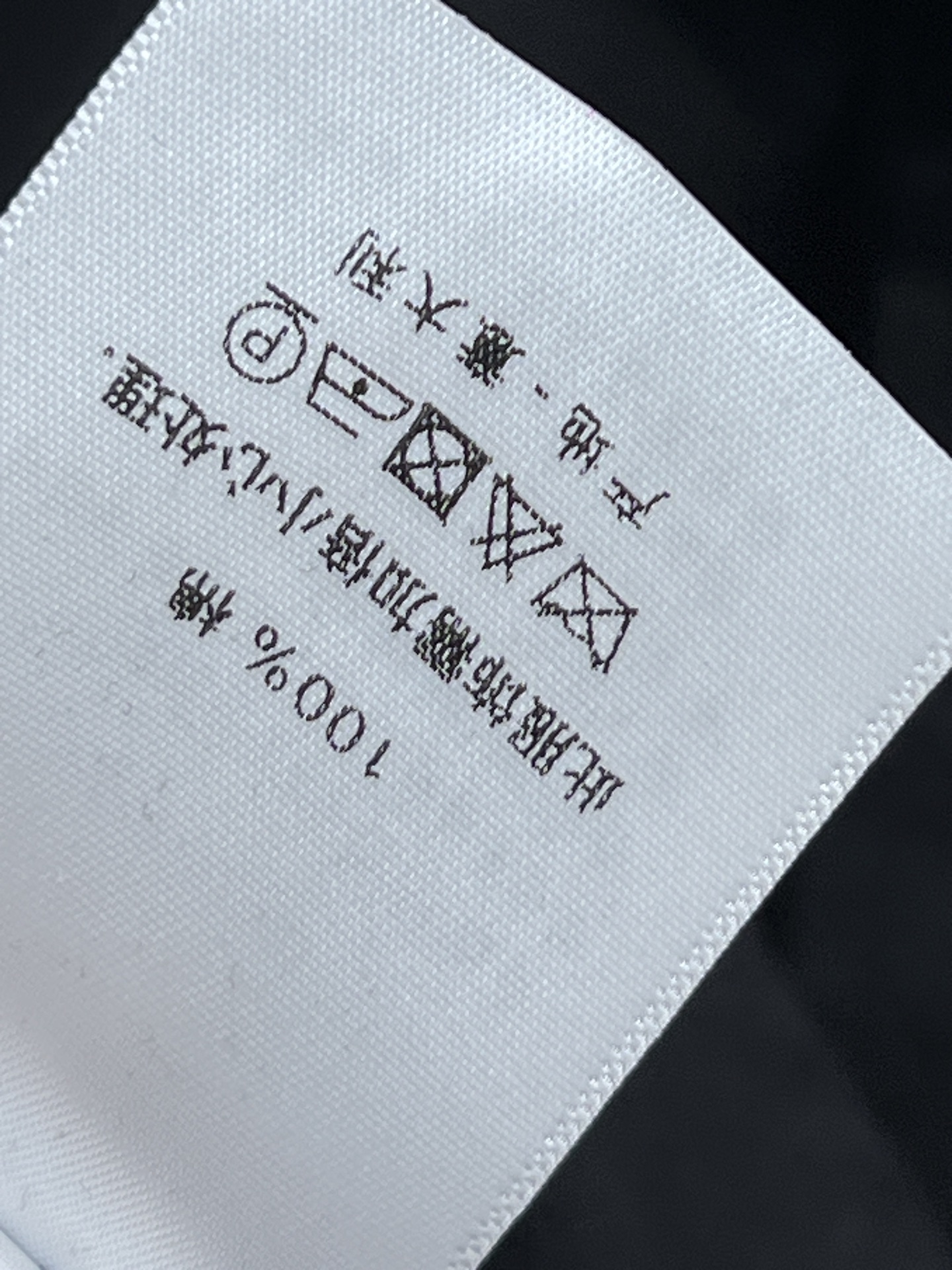 D家 26春夏新款 v翻领无袖连衣裙 v翻领+小蜜蜂刺绣 品牌感满满！纯棉材质 轻盈透气，夏天穿超舒服 