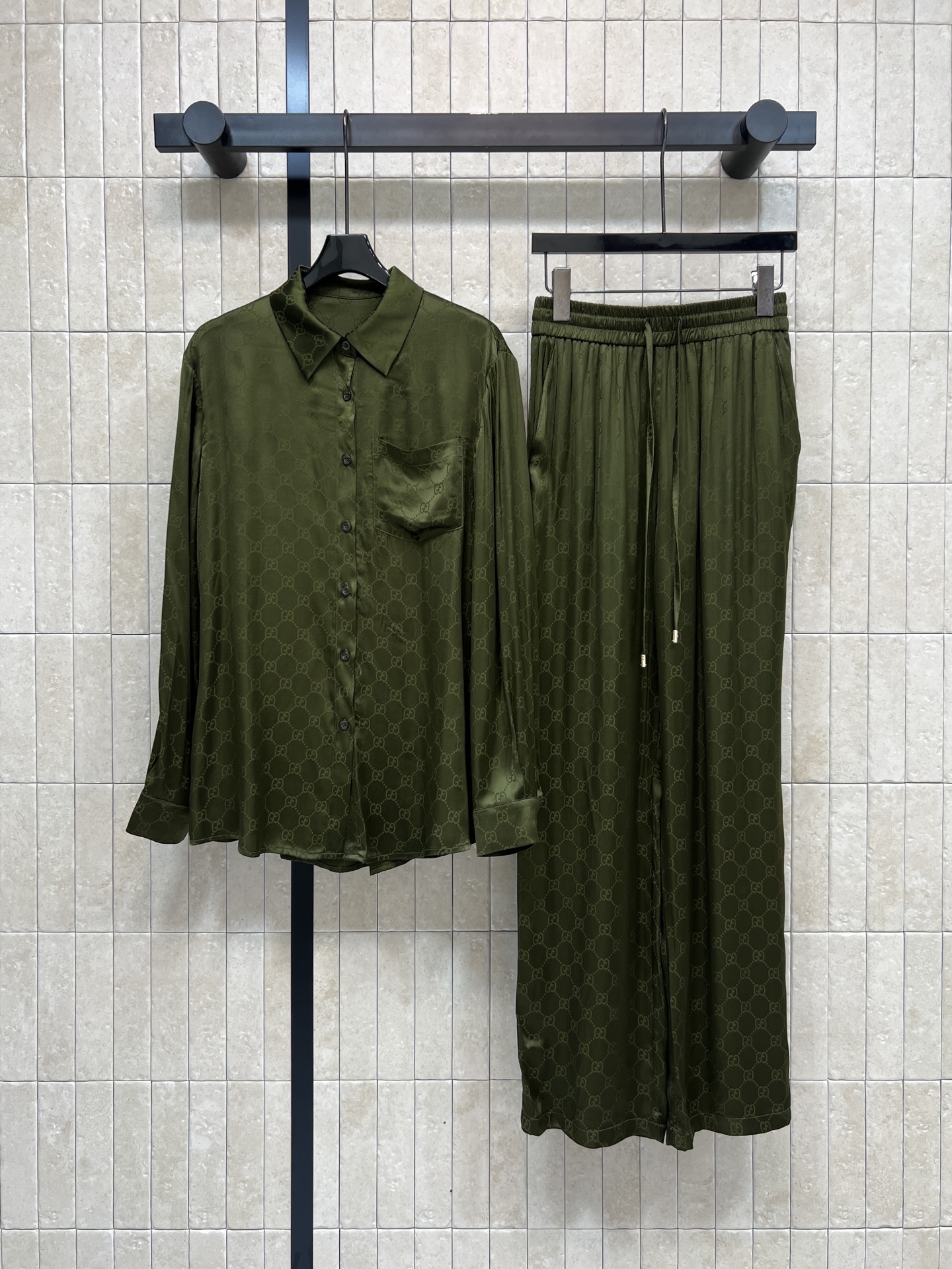 NO:753474,Shirts Pants G Home 26 Spring and Summer New Style Double G jacquard shirt suit Long-sleeved shirt + loose trousers Light fabric with GG jacquard printed all over, low-key and textured Shirt with classic lapel + chest pocket Practical and design The pants have an elastic waist Super comfortable to wear Suitable for daily commuting or leisure The green tone is fresh and natural It looks better with dark and light accessories Super suitable for spring and autumn! Two colors and three sizes Size/S-M-L,,gucci,shirts,19860909衬衣 裤子G家 26春夏新款 双G提花衬衫套装 长袖衬衫+宽松长裤 轻薄面料满印GG提花低调有质感 衬衫经典翻领+胸前口袋 实用又有设计感 裤子松紧腰 穿着超舒适 日常通勤或休闲都很适合 绿色调清新自然 搭配深浅配饰更出彩 春秋季节穿超合适哦! 两色三码 Size/S-M-L,,gucci,shirts,,Women's clothing