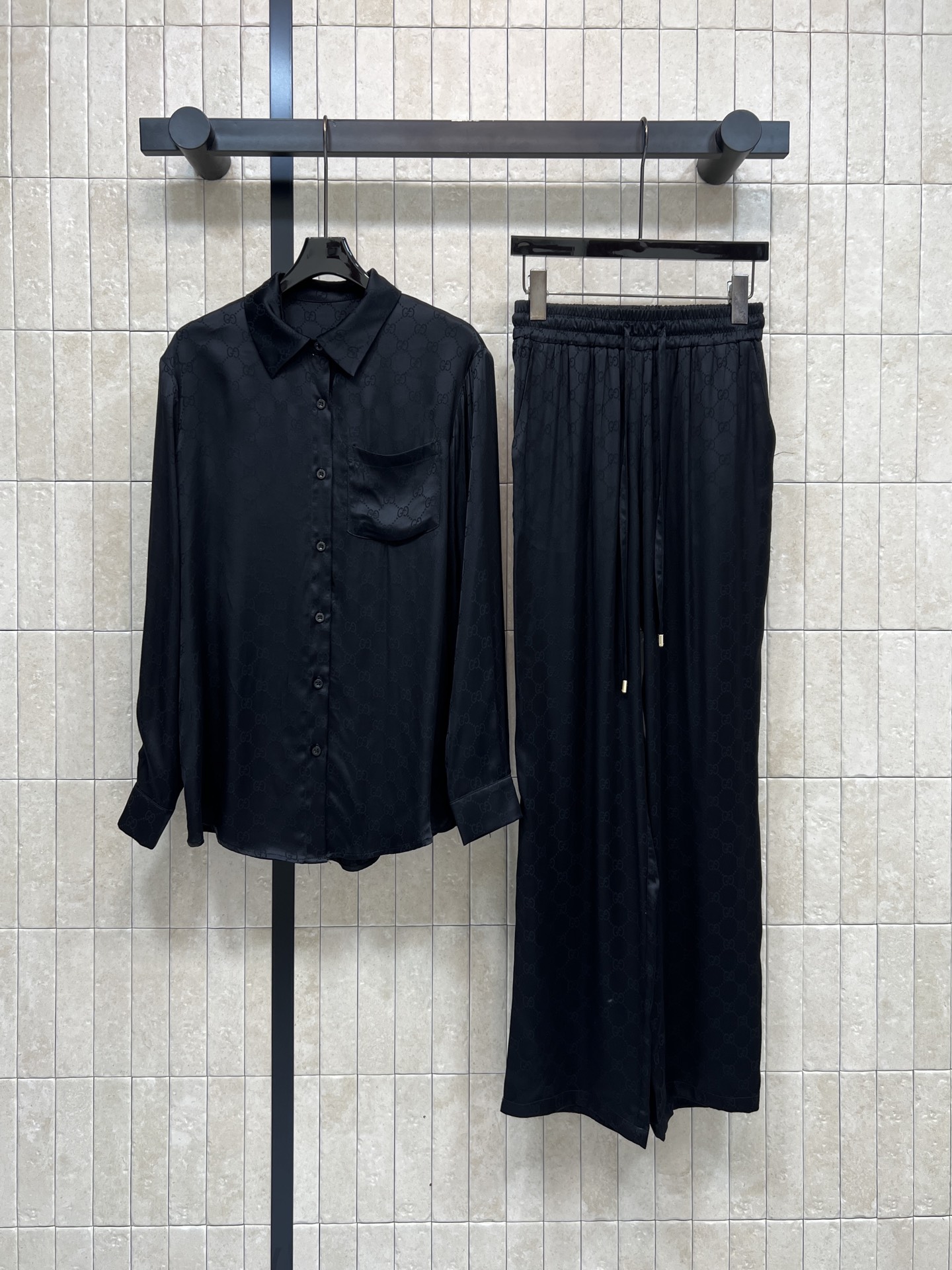 NO:753477,Shirts Pants G Home 26 Spring and Summer New Style Double G jacquard shirt suit Long-sleeved shirt + loose trousers Light fabric with GG jacquard printed all over, low-key and textured Shirt with classic lapel + chest pocket Practical and design The pants have an elastic waist Super comfortable to wear Suitable for daily commuting or leisure The green tone is fresh and natural It looks better with dark and light accessories Super suitable for spring and autumn! Two colors and three sizes Size/S-M-L,,gucci,shirts,19860909衬衣 裤子G家 26春夏新款 双G提花衬衫套装 长袖衬衫+宽松长裤 轻薄面料满印GG提花低调有质感 衬衫经典翻领+胸前口袋 实用又有设计感 裤子松紧腰 穿着超舒适 日常通勤或休闲都很适合 绿色调清新自然 搭配深浅配饰更出彩 春秋季节穿超合适哦! 两色三码 Size/S-M-L,,gucci,shirts,,Women's clothing